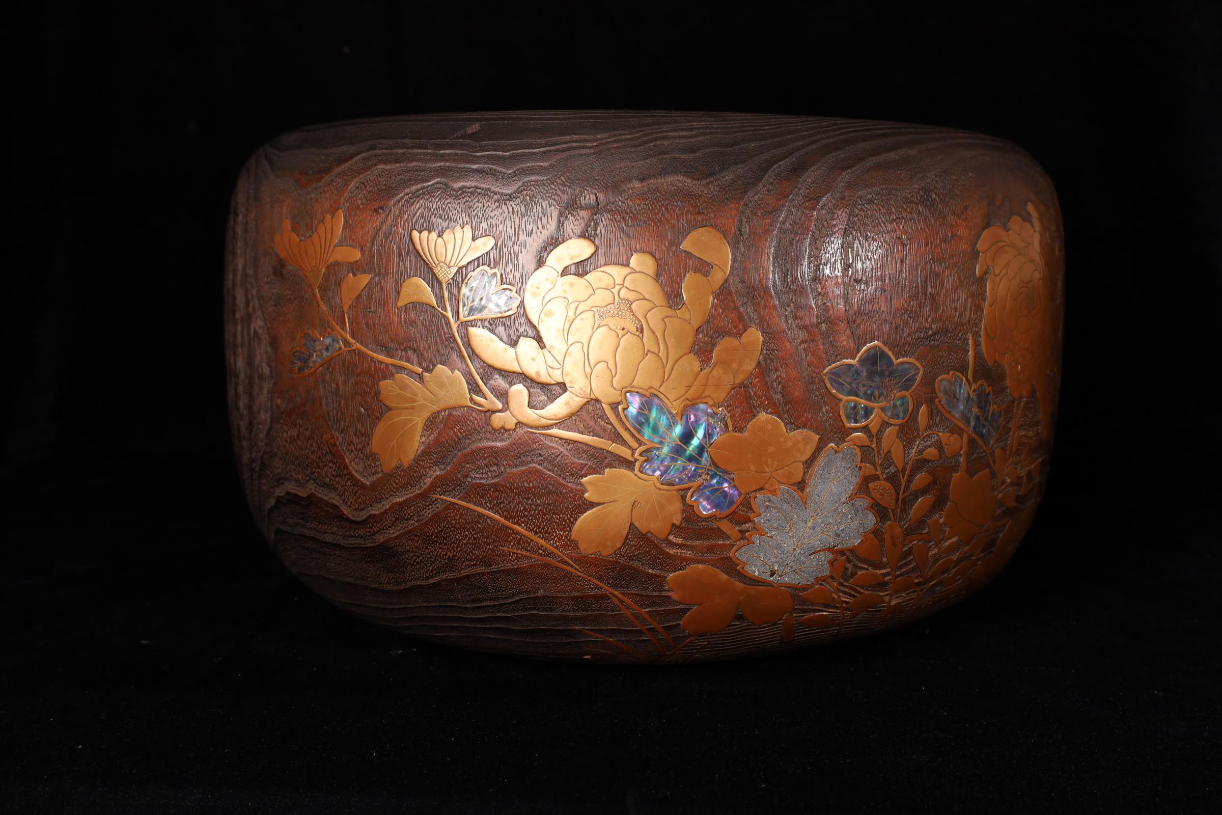 Hibachi japonais ancien en Wood Wood Paulownia avec Makie or et Raden Floral Des en vente 8