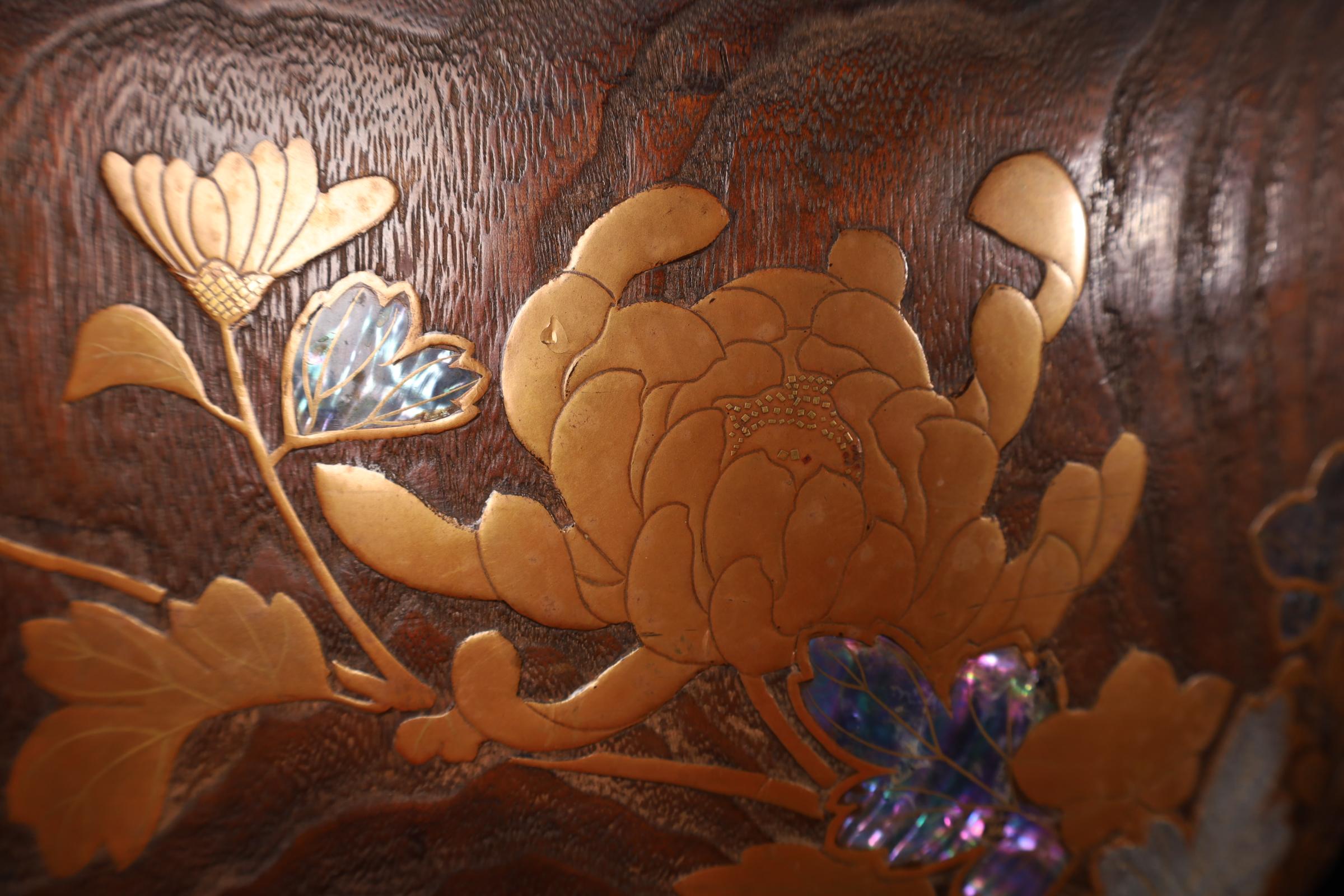 Hibachi japonais ancien en Wood Wood Paulownia avec Makie or et Raden Floral Des en vente 9