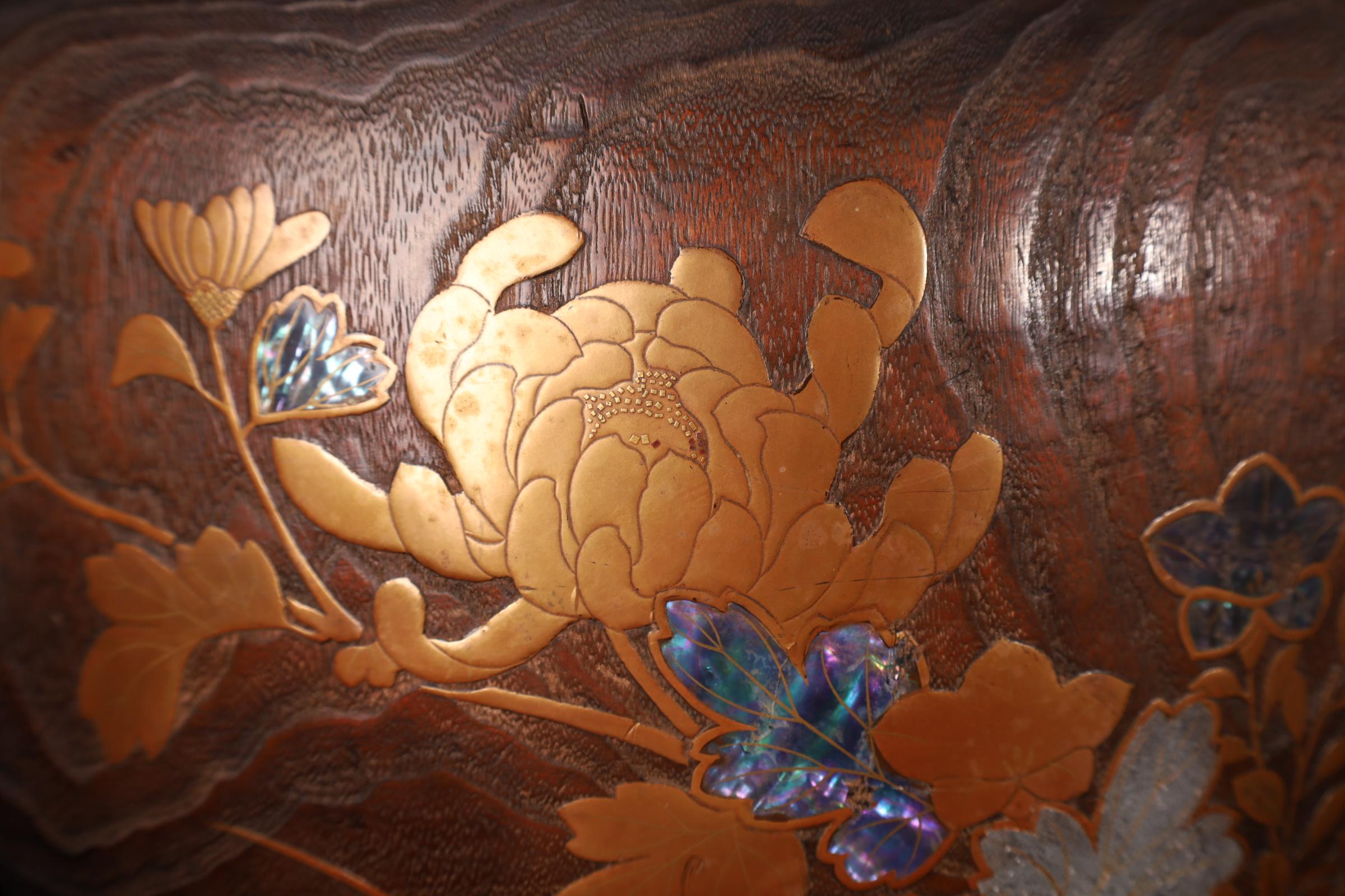 Hibachi japonais ancien en Wood Wood Paulownia avec Makie or et Raden Floral Des en vente 10