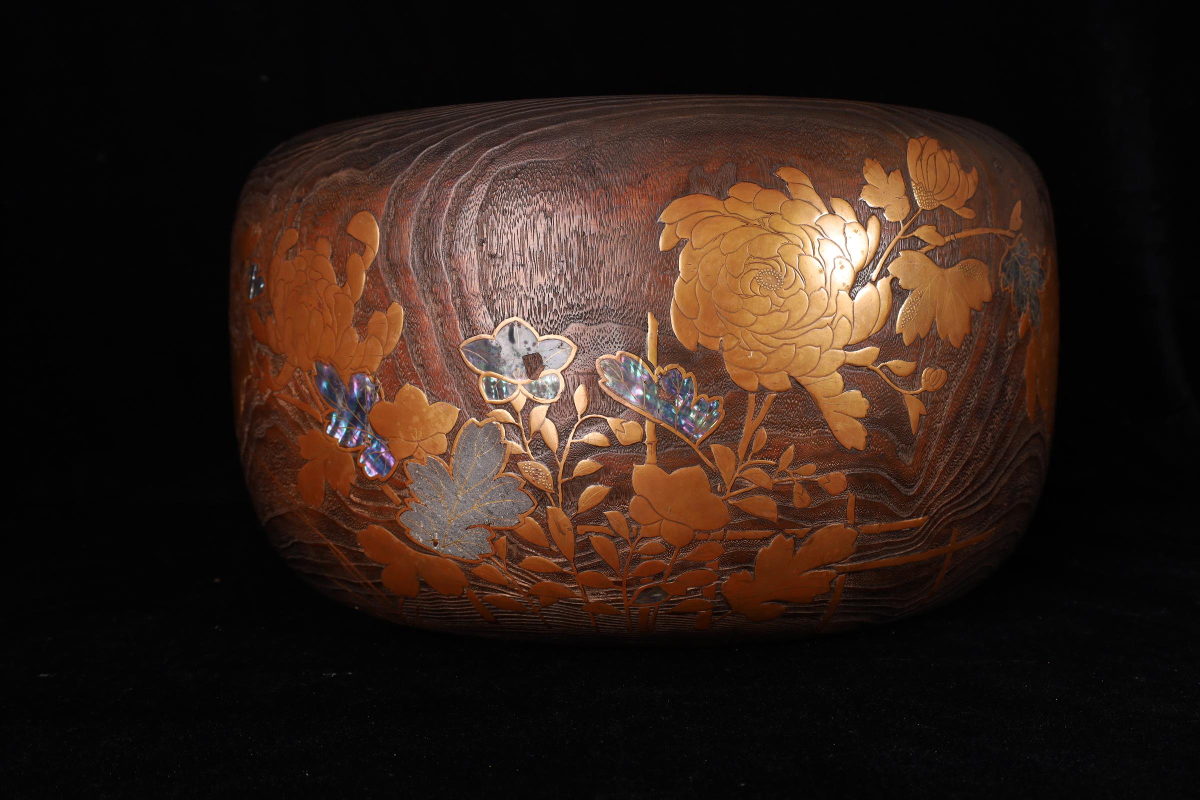 Hibachi japonais ancien en Wood Wood Paulownia avec Makie or et Raden Floral Des en vente 12