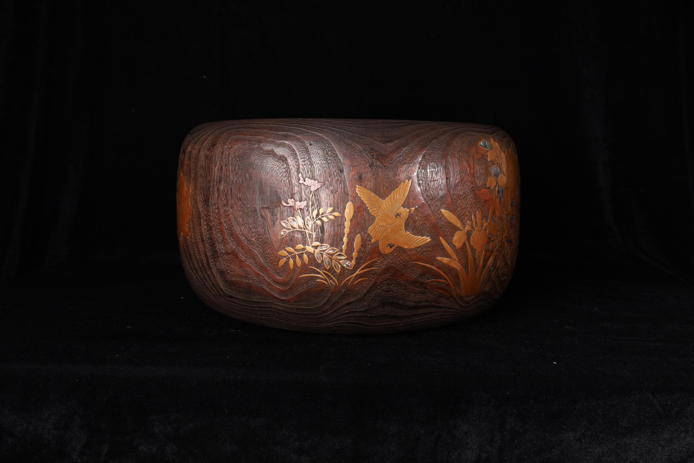 Taisho Hibachi japonais ancien en Wood Wood Paulownia avec Makie or et Raden Floral Des en vente