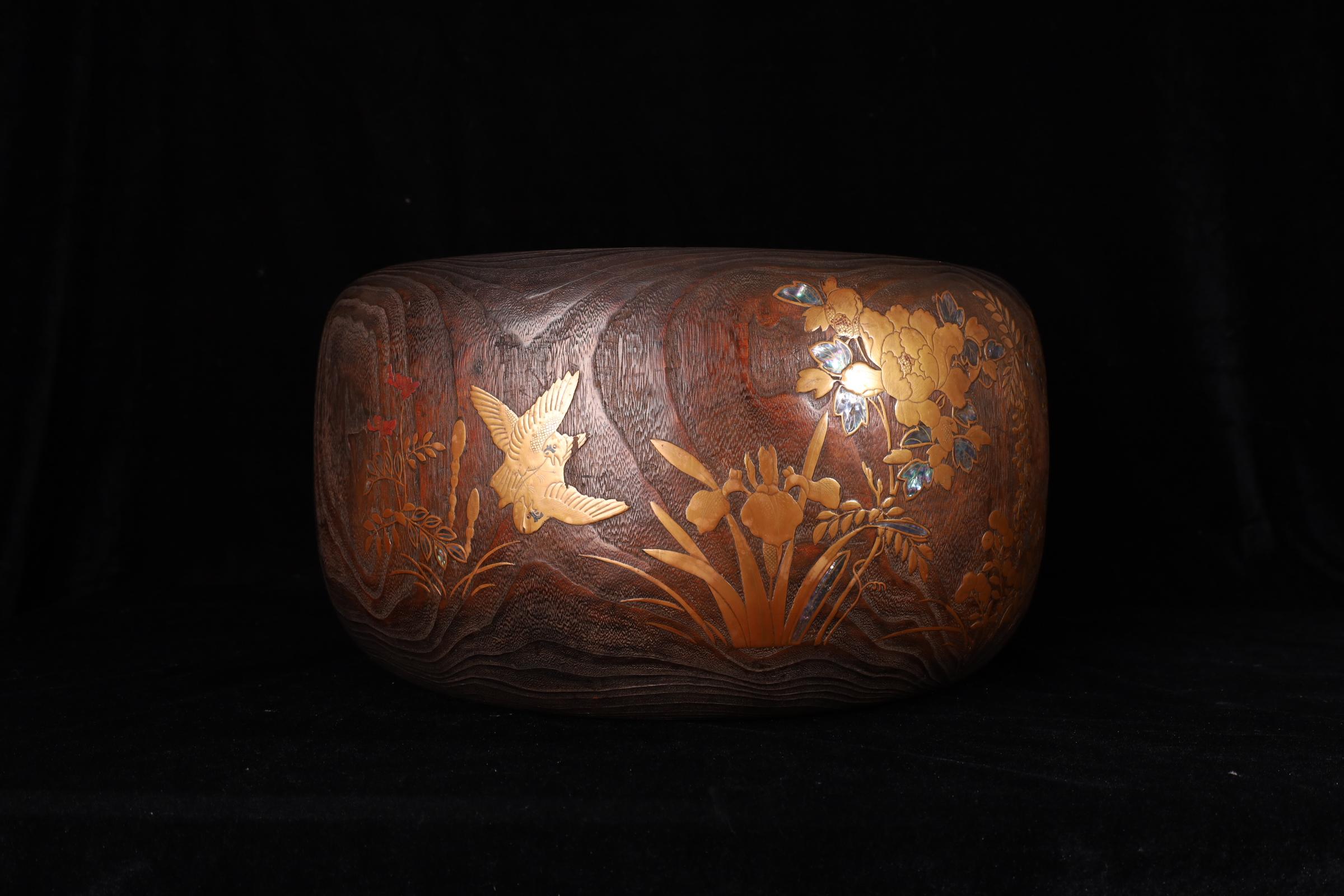 Japonais Hibachi japonais ancien en Wood Wood Paulownia avec Makie or et Raden Floral Des en vente