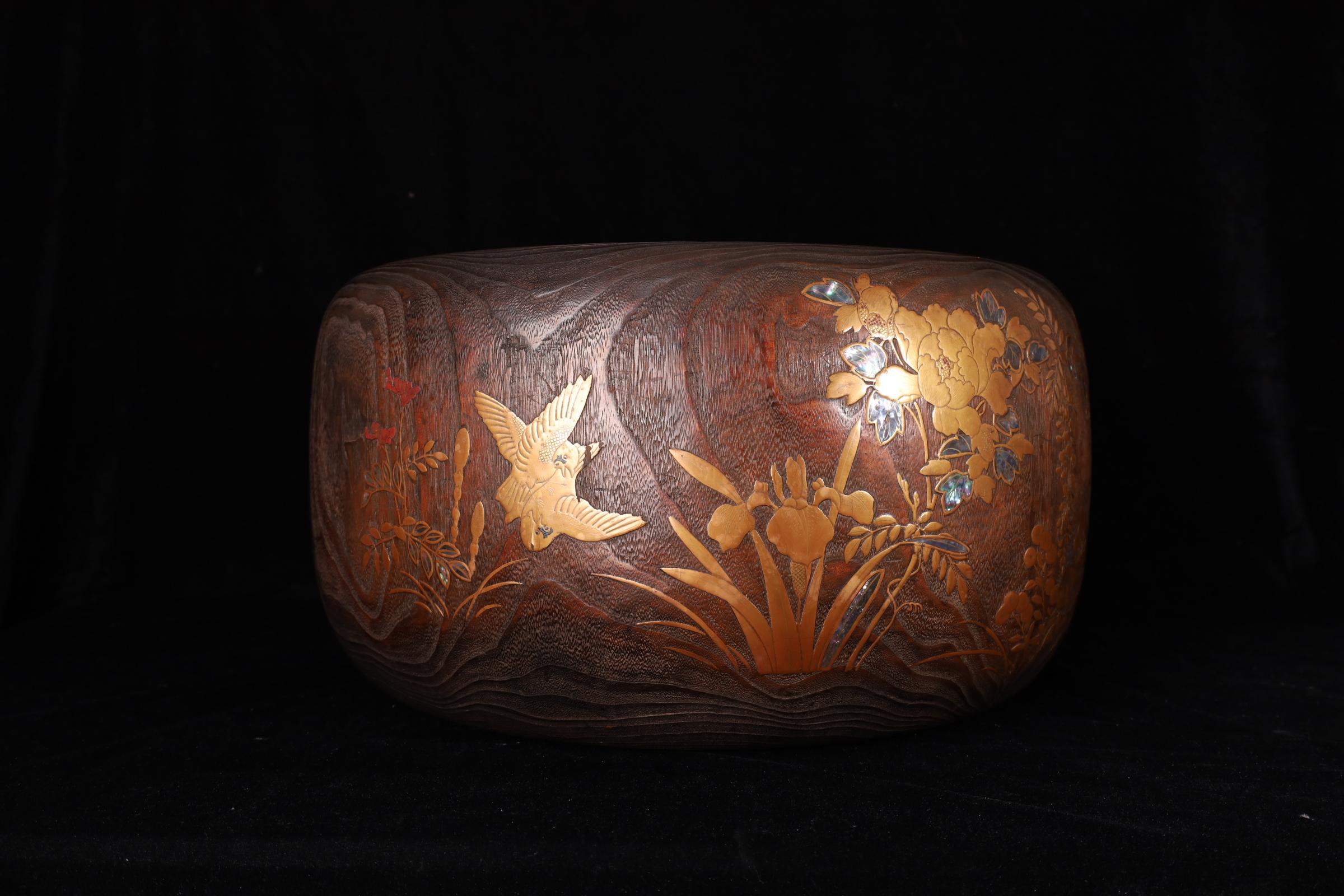 Sculpté à la main Hibachi japonais ancien en Wood Wood Paulownia avec Makie or et Raden Floral Des en vente
