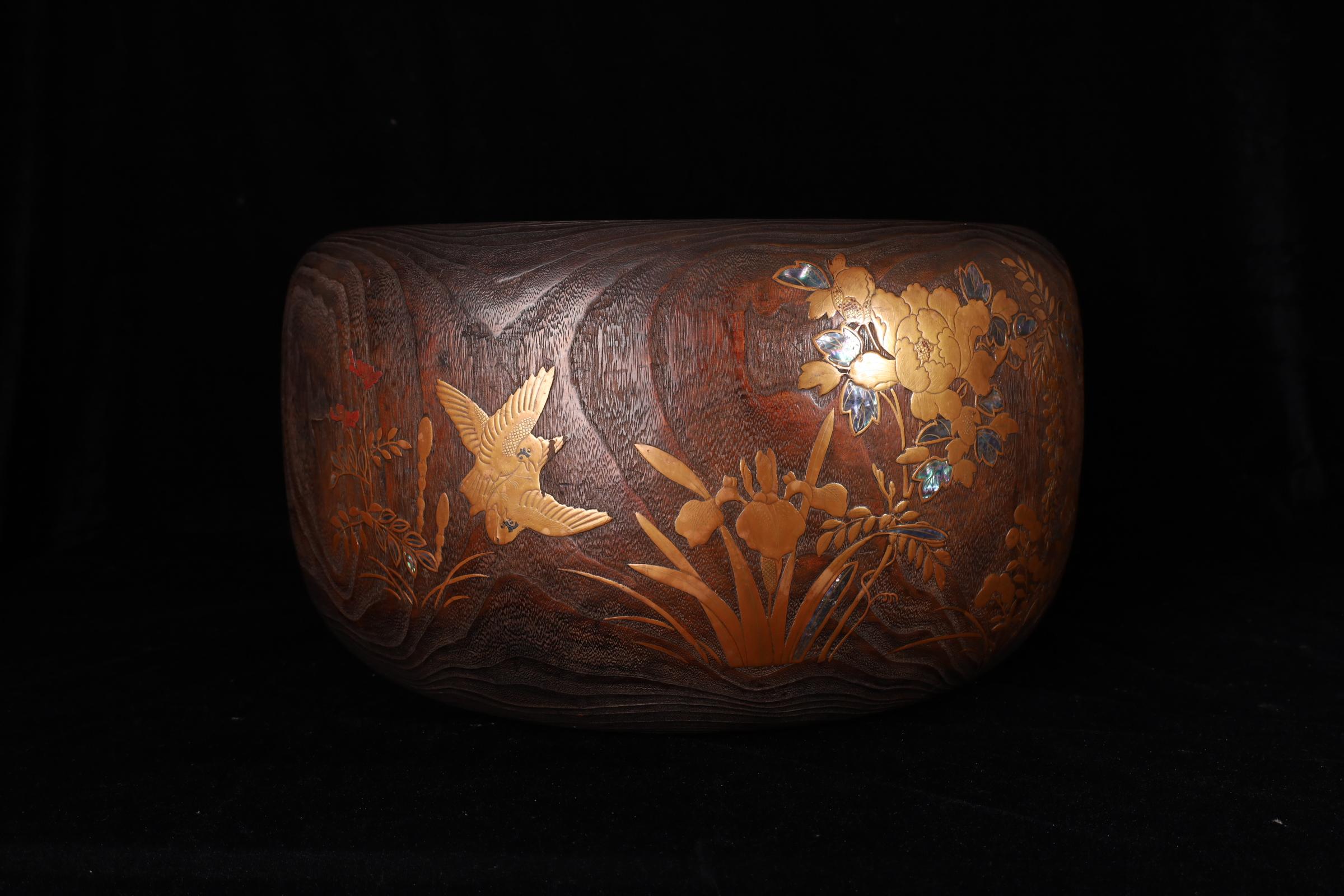 Hibachi japonais ancien en Wood Wood Paulownia avec Makie or et Raden Floral Des Bon état - En vente à Fukuoka, JP