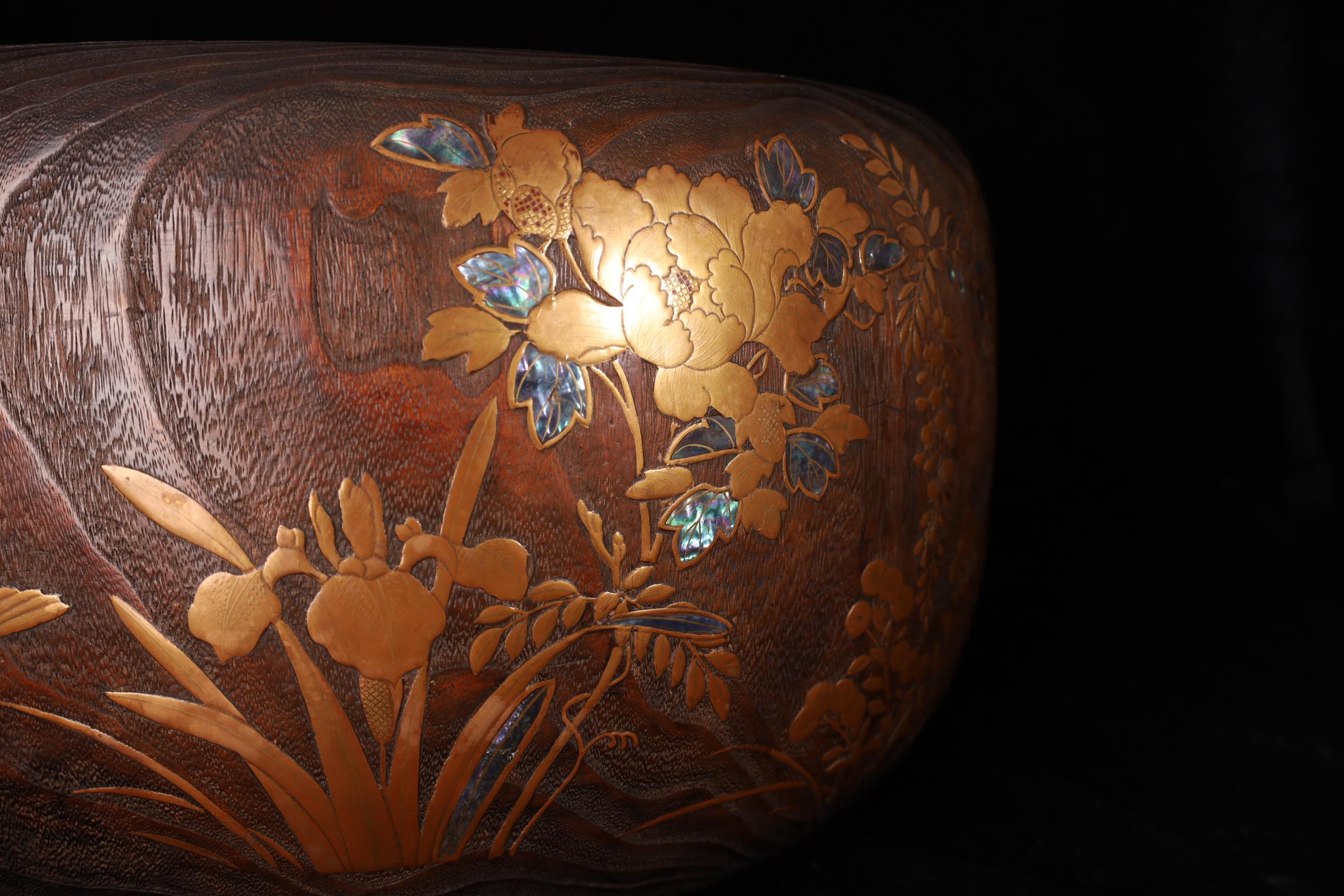 20ième siècle Hibachi japonais ancien en Wood Wood Paulownia avec Makie or et Raden Floral Des en vente