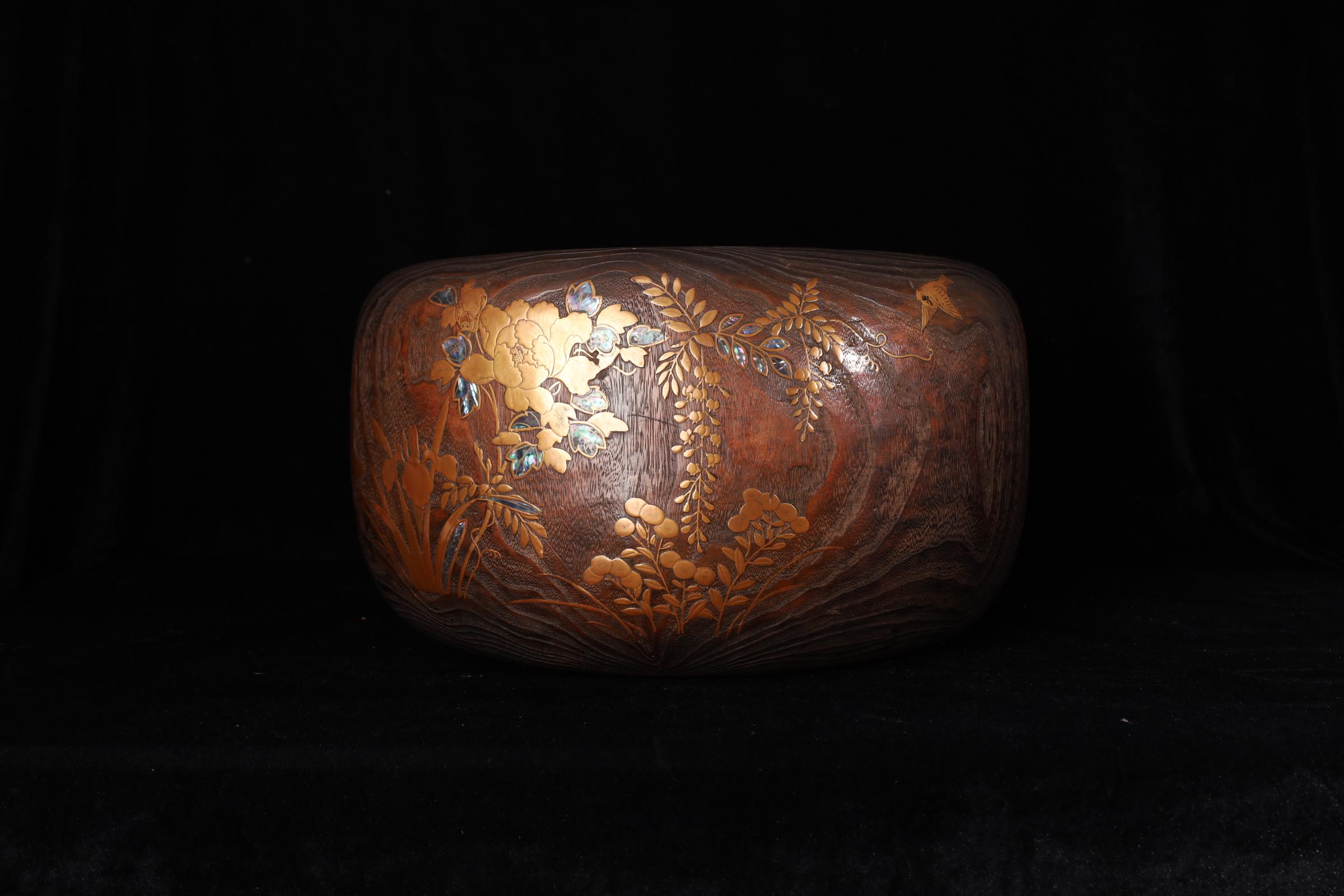 Cuivre Hibachi japonais ancien en Wood Wood Paulownia avec Makie or et Raden Floral Des en vente