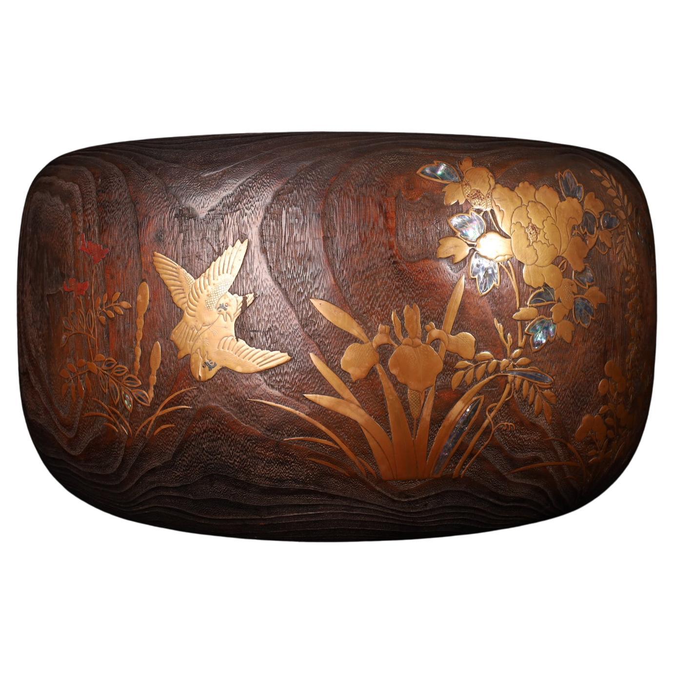 Hibachi japonais ancien en Wood Wood Paulownia avec Makie or et Raden Floral Des en vente
