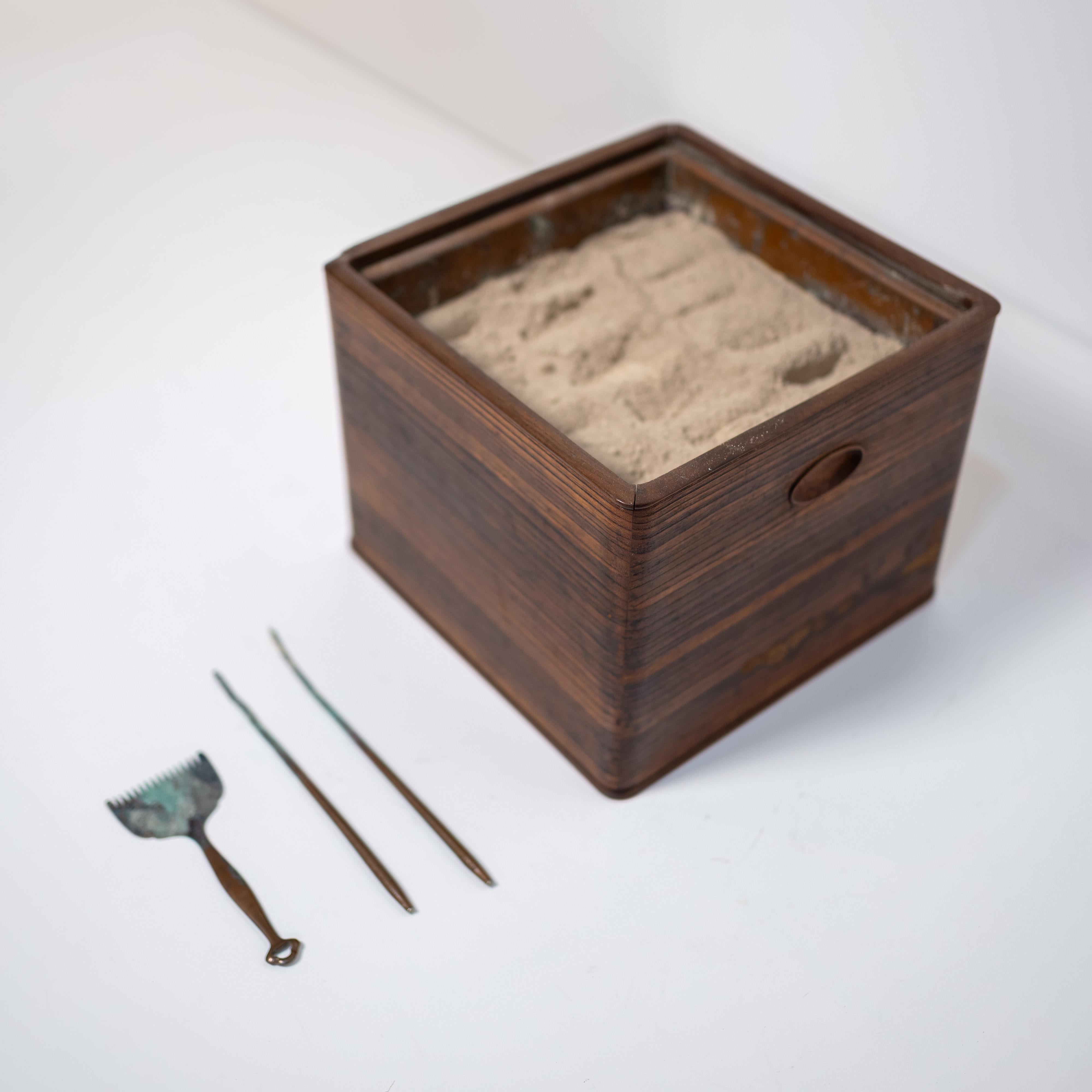 20ième siècle Hibachi japonais ancien avec outils, Japon, Wabi Sabi, 20e siècle en vente