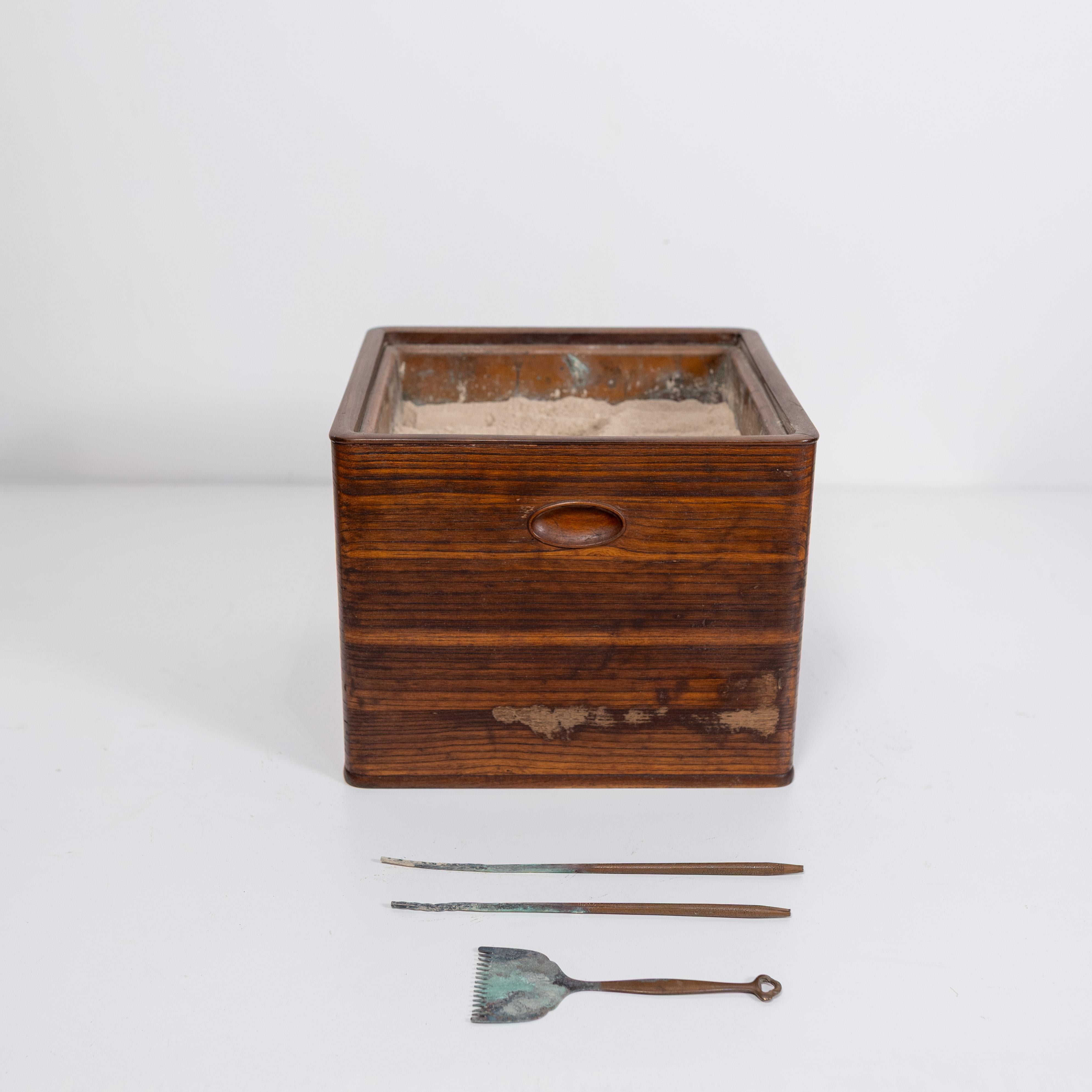 Hibachi japonais ancien avec outils, Japon, Wabi Sabi, 20e siècle en vente 1
