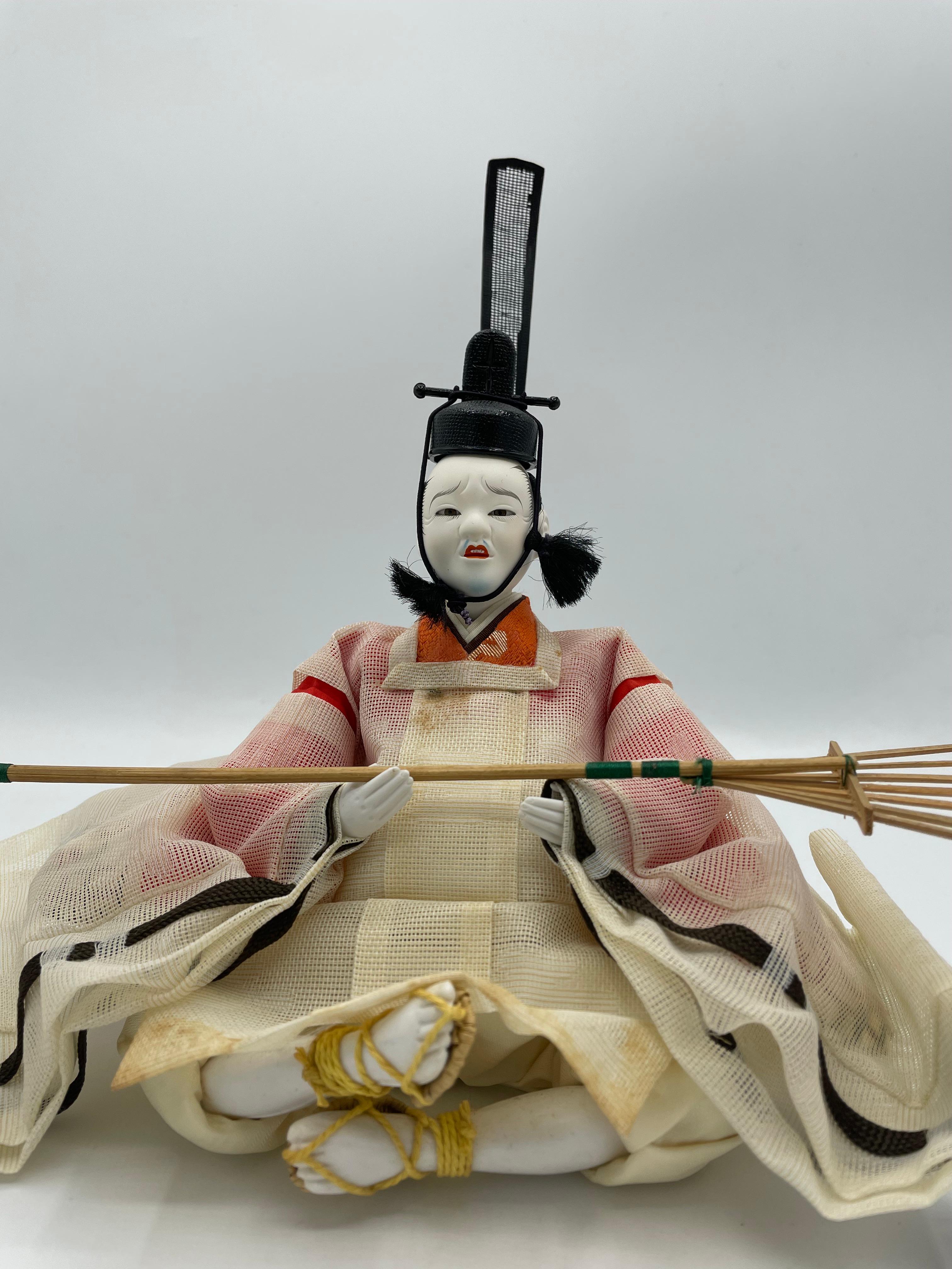 Dies ist eine Puppe, die wir für den Hinamatsuri-Tag verwenden. Diese Person ist eine von Shicho.
Diese Person hat eine Harke. Er wird Shicho, Nakijyogo genannt. 
Diese Puppe wurde aus Plastik, Baumwolle, Bambus und Seide hergestellt. Diese Puppe