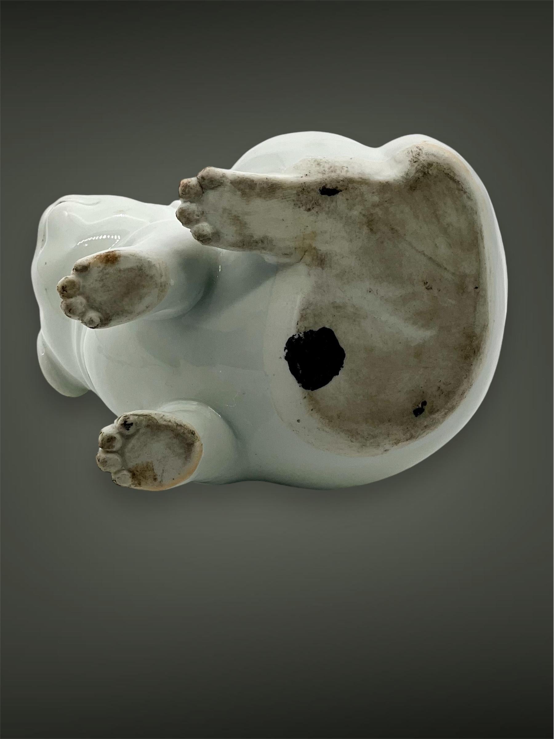 Antique Japanese Hirado Porcelain Water Dropper/ Okimono in the Form of a Puppy. For Sale 5