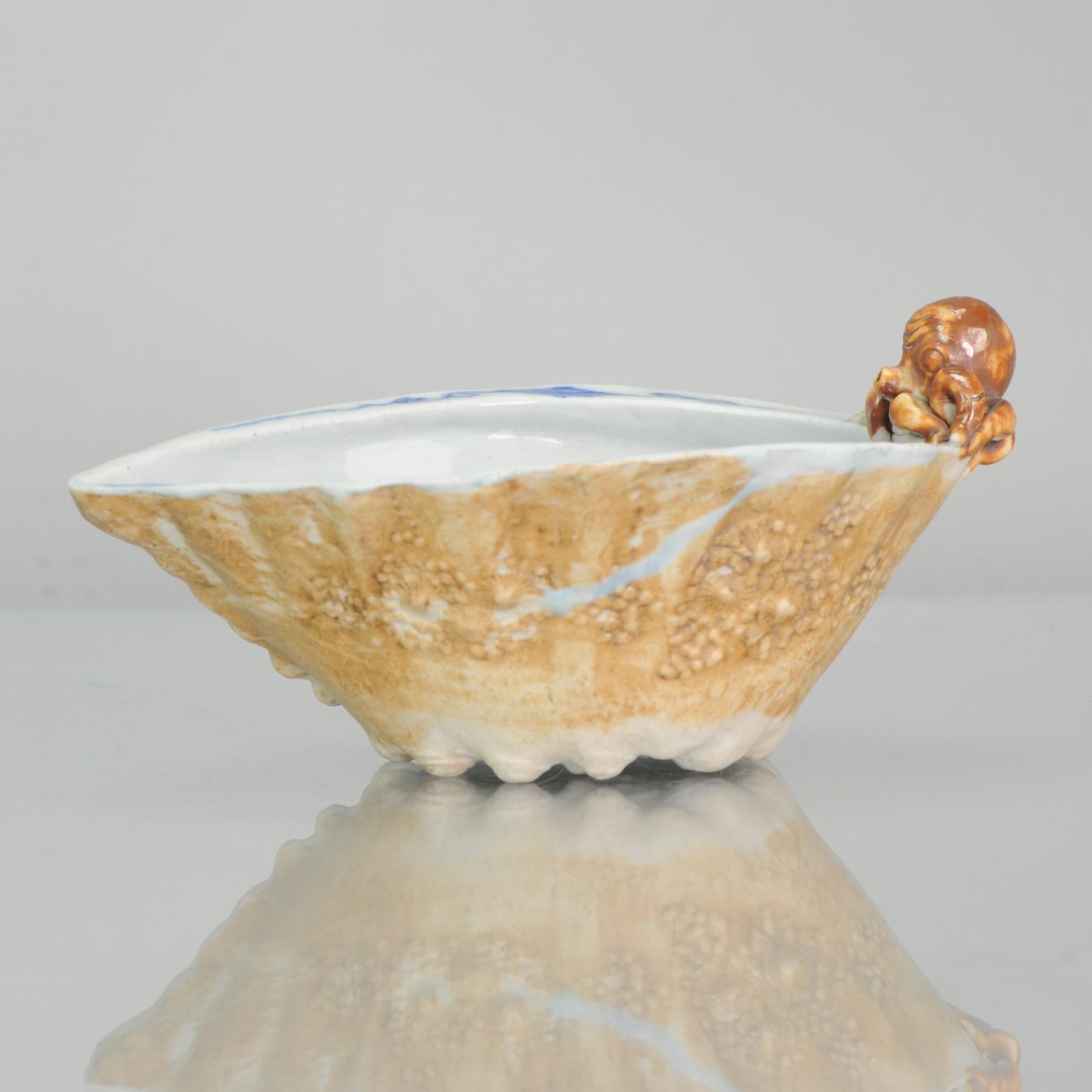 Comparto contigo esta bonita pieza de  Porcelana japonesa. Un bote de salsa con cangrejos y un pulpo. Podría ser loza hirada, aún no he encontrado una pieza similar.

Más información:
Material: Porcelana y cerámica
Región de origen: Japón
Periodo: