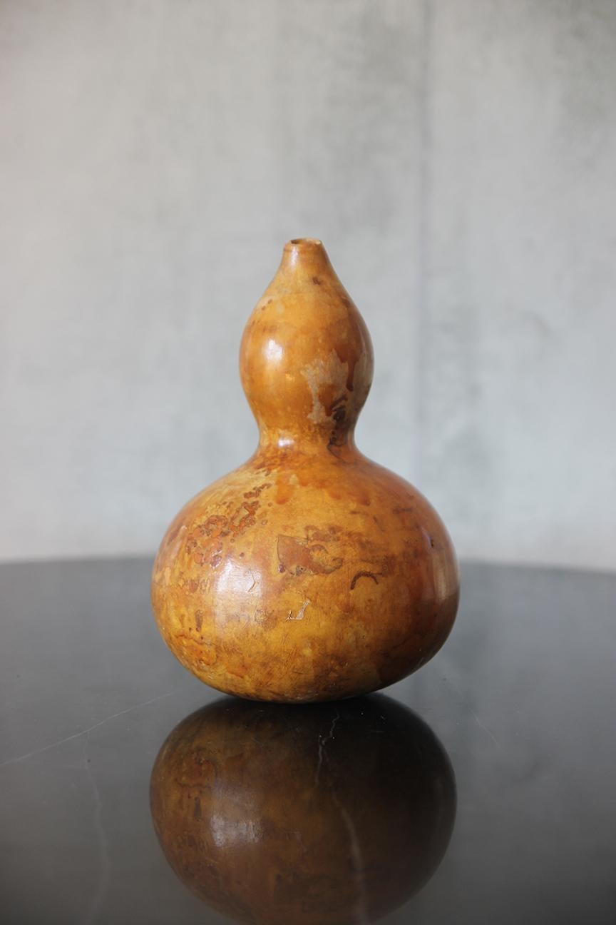 Antica zucca giapponese a bottiglia  a volte chiamato calabash. Zucche come questa venivano comunemente utilizzate per contenere l'acqua durante il lavoro nei campi.
È un oggetto unico e discreto da aggiungere al tuo spazio. Una gourde molto leggera