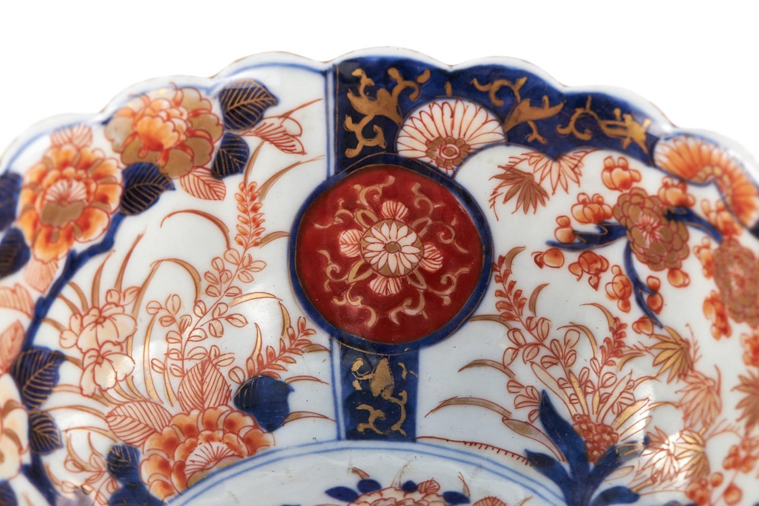 Antiguo cuenco Imari japonés de principios del siglo XX con maravillosos colores rojo, azul, naranja, blanco y dorado pintados a mano con decoración floral, de hojas y árboles. Bonitos colores, estado y calidad.