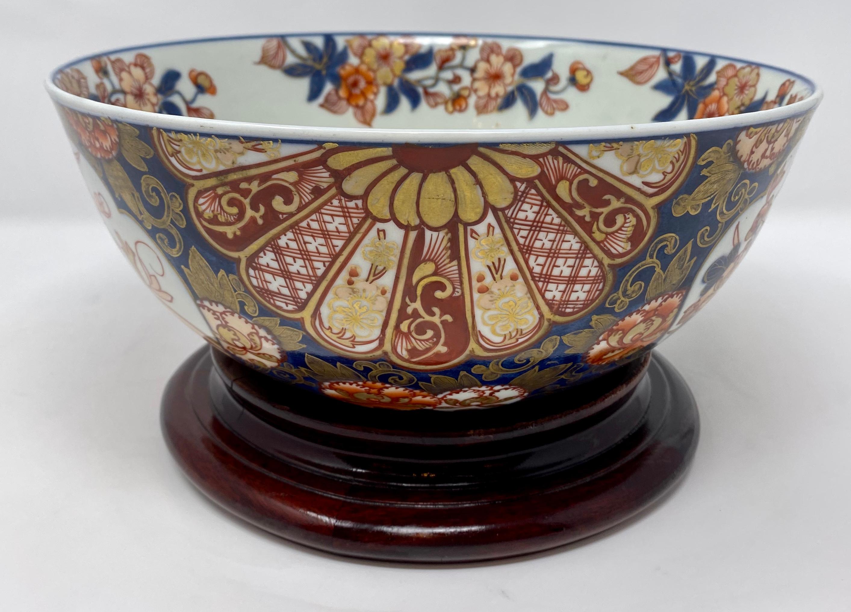 Antique Japanese Imari Bowl on Wooden Stand In Good Condition For Sale In New Orleans, LA
