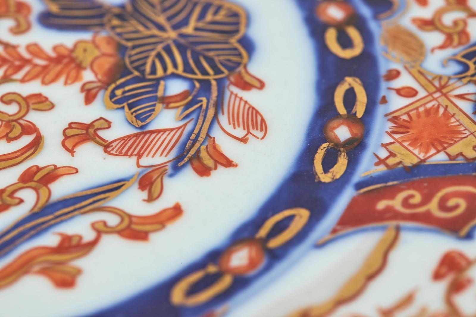 Antiguo Cargador Imari Japonés con decoración foliada y de pájaros, marca impresa y tres marcas de caracteres en la base. Preciosos colores y estado.