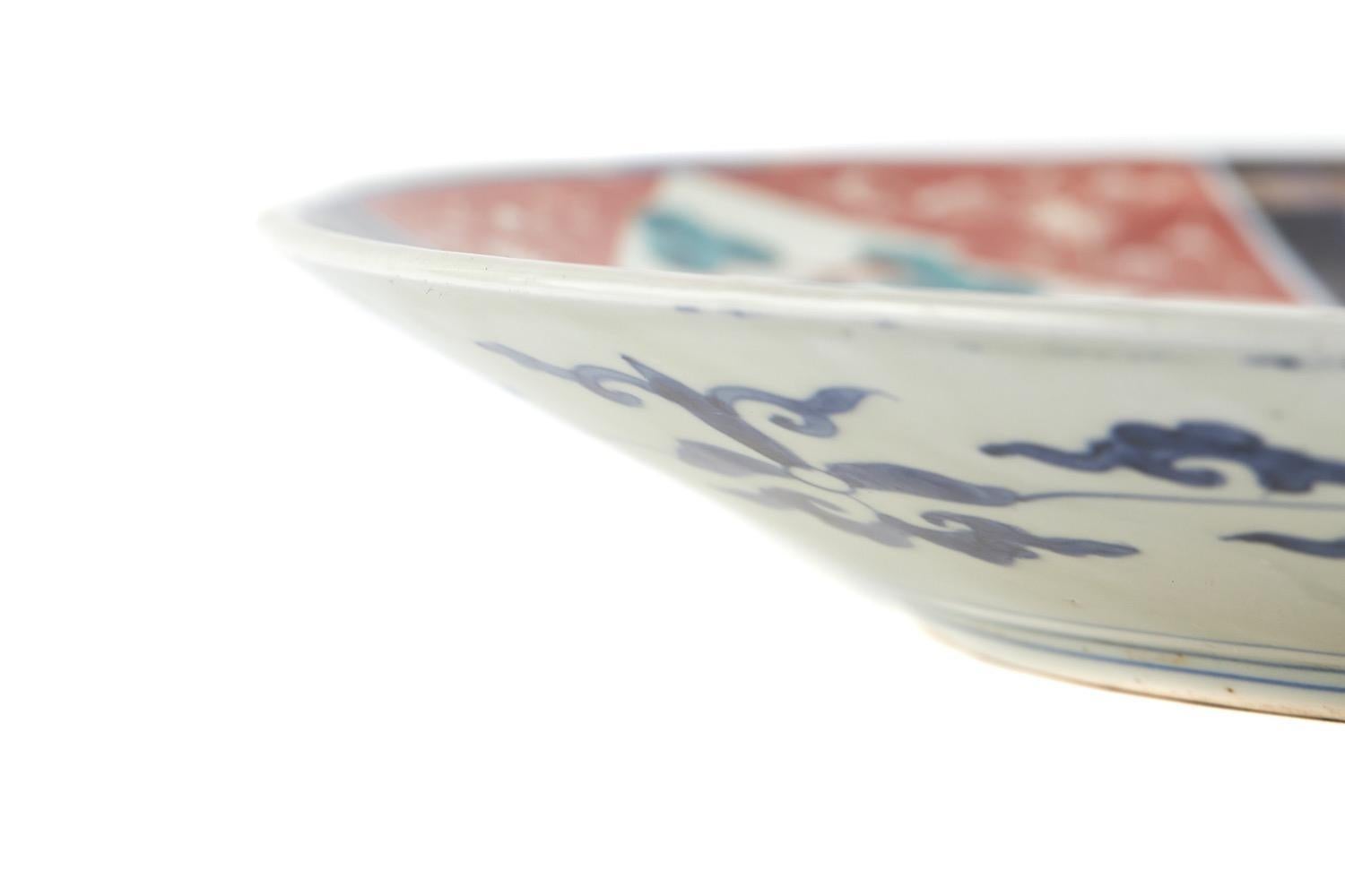 In vendita questo antico caricatore giapponese Imari della fine del XIX secolo, con decorazioni di qualità dipinte a mano di fiori, alberi e foglie nei colori rosso, blu e verde.
