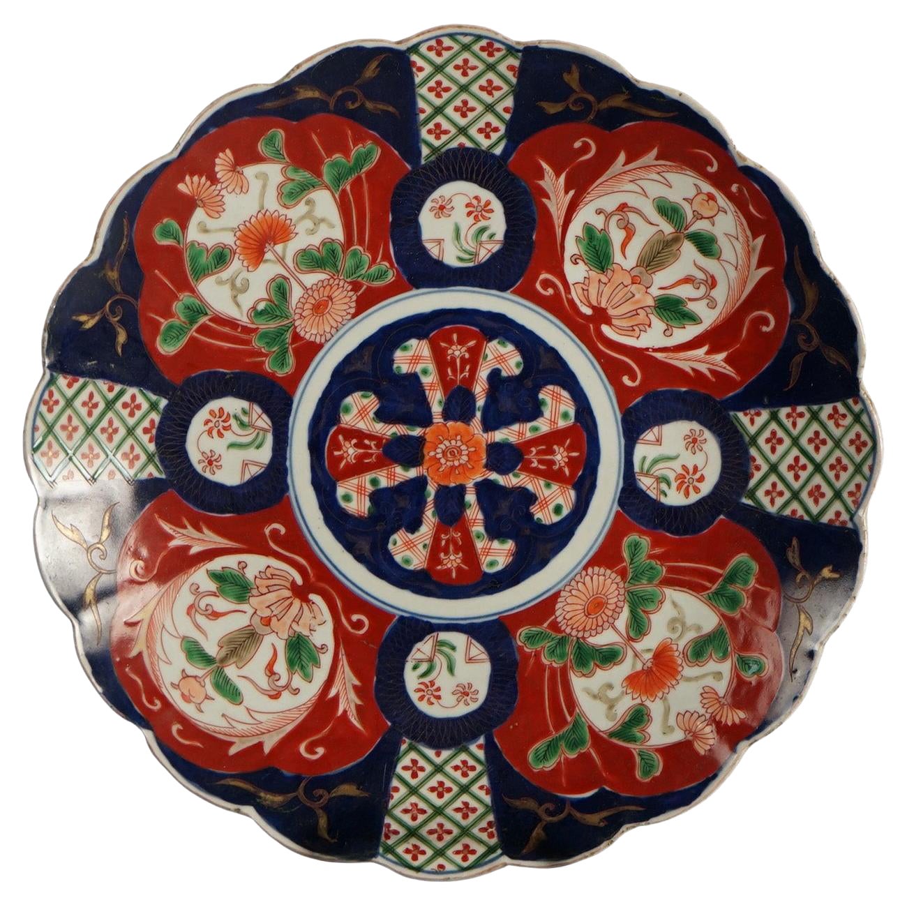 Antique Chargeur japonais Imari avec Flowers de jardin C1920