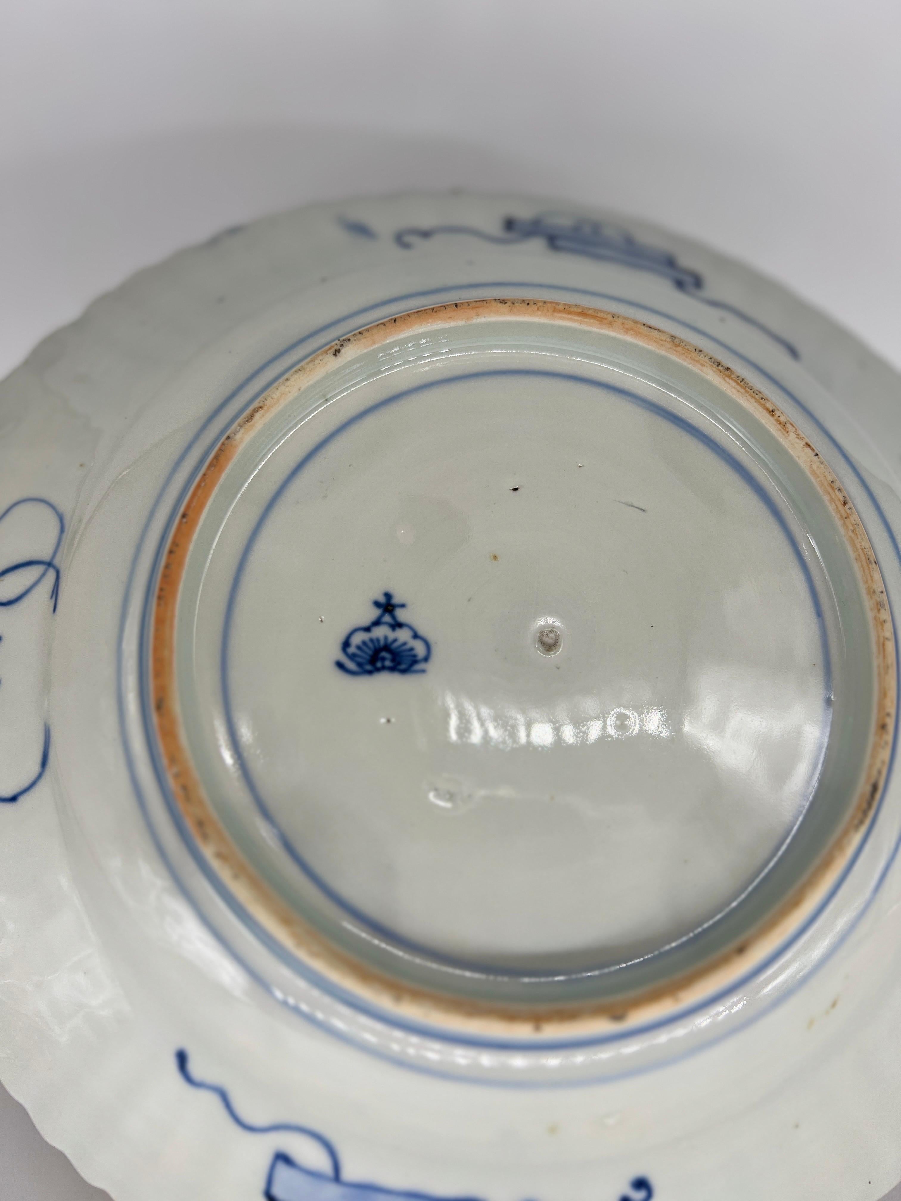 Porcelaine Ancien plat japonais à poignée percée décoré d'Imari en vente