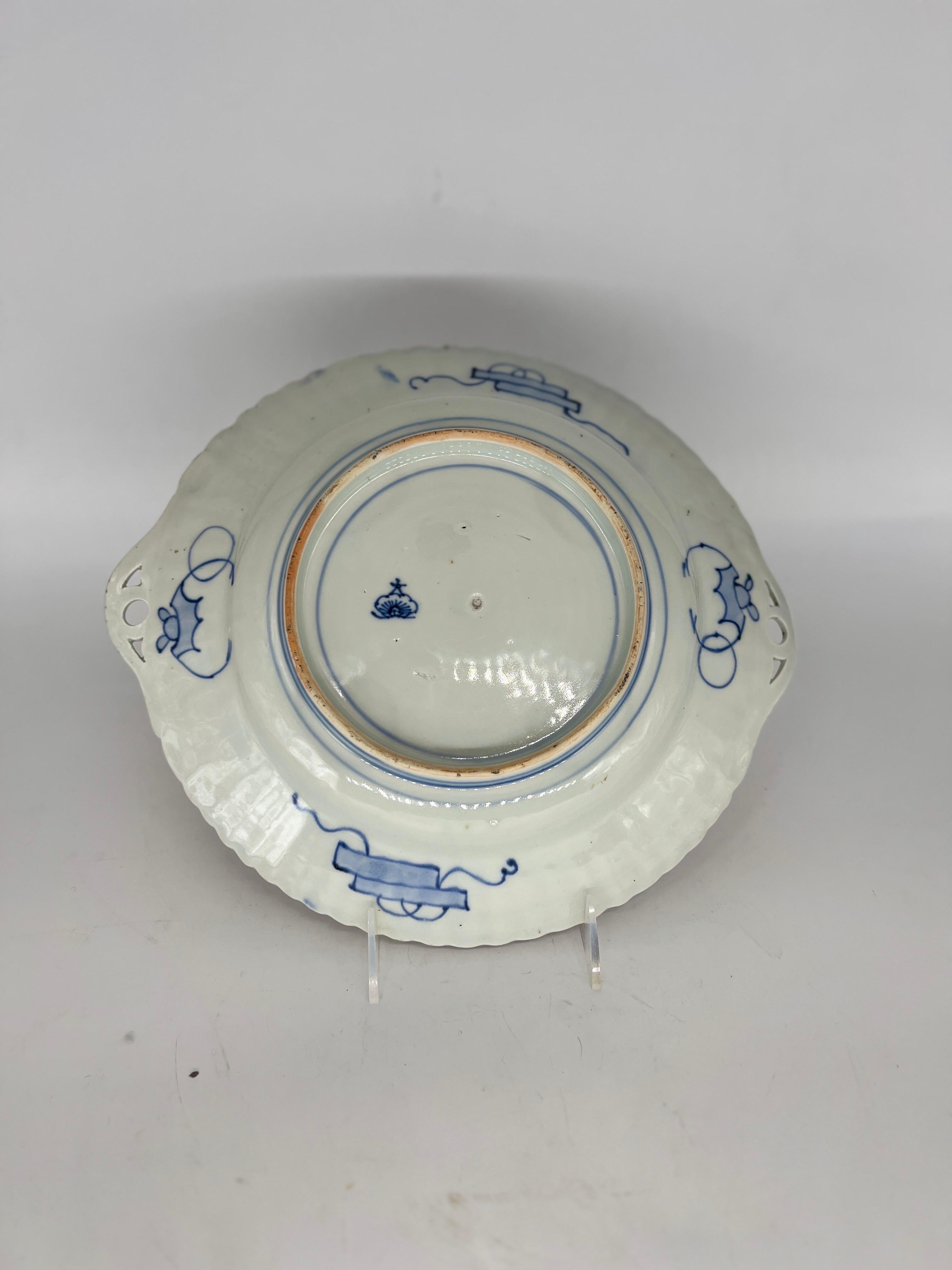 Ancien plat japonais à poignée percée décoré d'Imari en vente 1