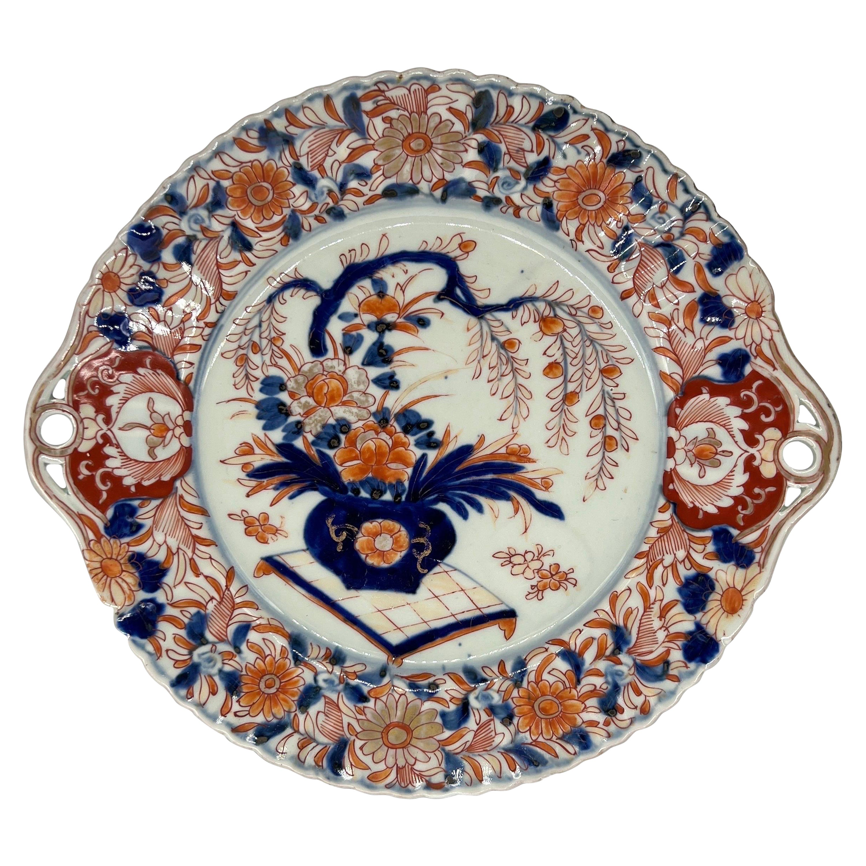 Antike japanische Imari-Platte mit durchbrochener Henkel im Angebot