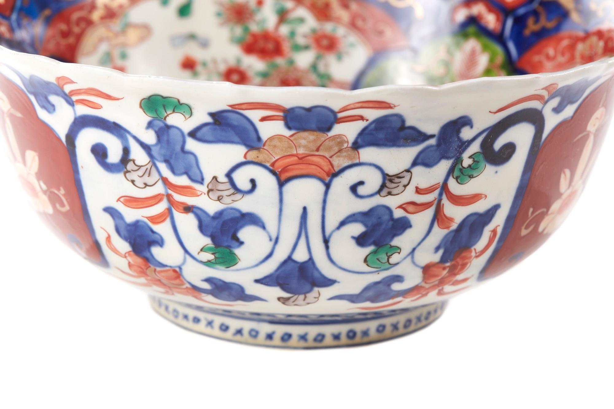 Antique Japanese Imari Lotus Shaped Bowl In Excellent Condition For Sale In Stutton, GB