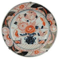 Antiguo Plato Japonés Imari con Escena Floral Plato de Porcelana Japonesa, Siglo XVIII