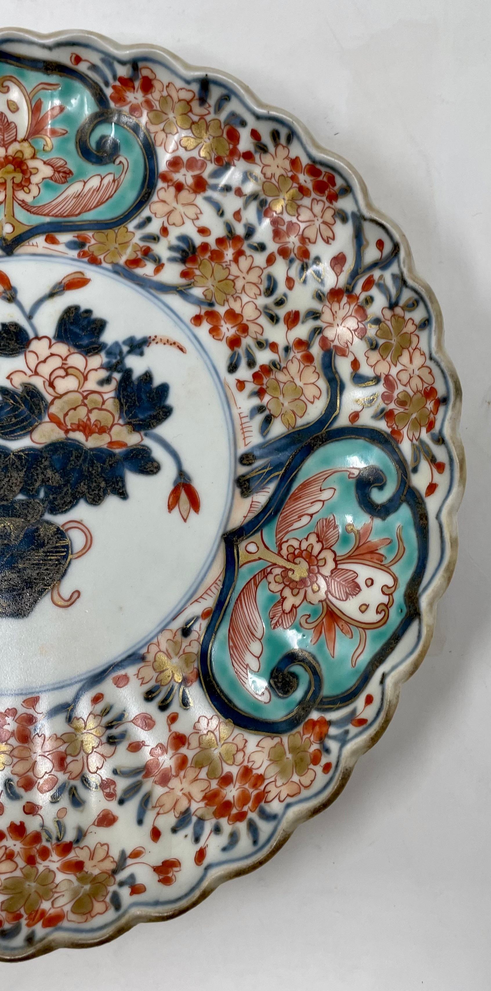 Japonais Antique plat festonn en porcelaine japonaise Imari du 19me sicle, vers 1880 en vente