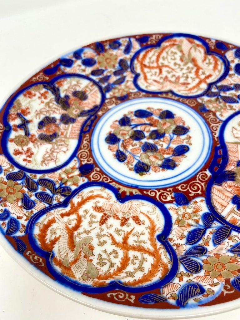Antiker japanischer Imari-Porzellanteller #6, CIRCA 1890er Jahre. Dies ist der allerletzte Teller eines 6er-Sets, das wir ursprünglich hatten. 
*Bitte beachten Sie, dass es eine alte Reparatur auf dem unteren Rand dieser Platte, und der Preis unten