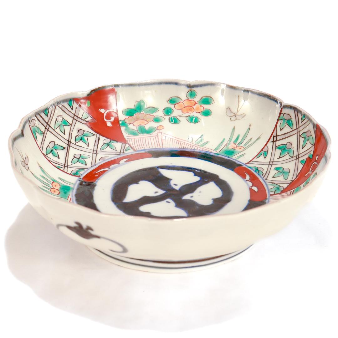 Antike japanische Imari Porcelain Scalloped Schüssel oder Vide Poche (Meiji-Periode) im Angebot