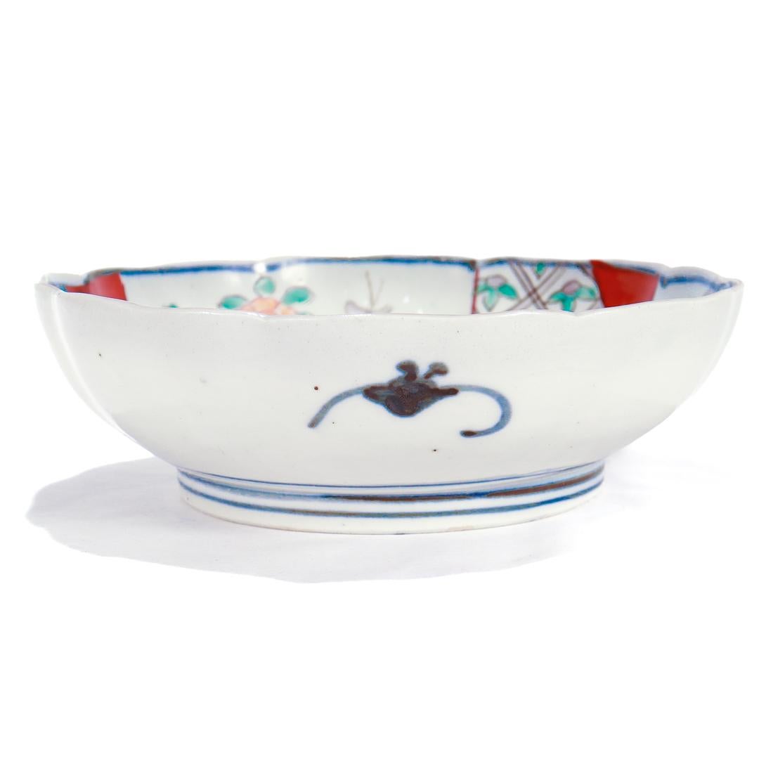 Antike japanische Imari Porcelain Scalloped Schüssel oder Vide Poche (20. Jahrhundert) im Angebot