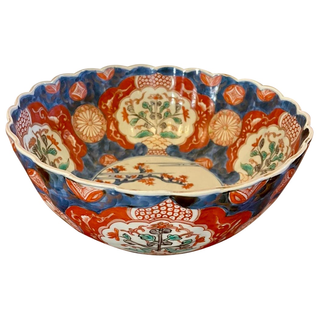Antike japanische Imari-Schale mit Wellenschliff