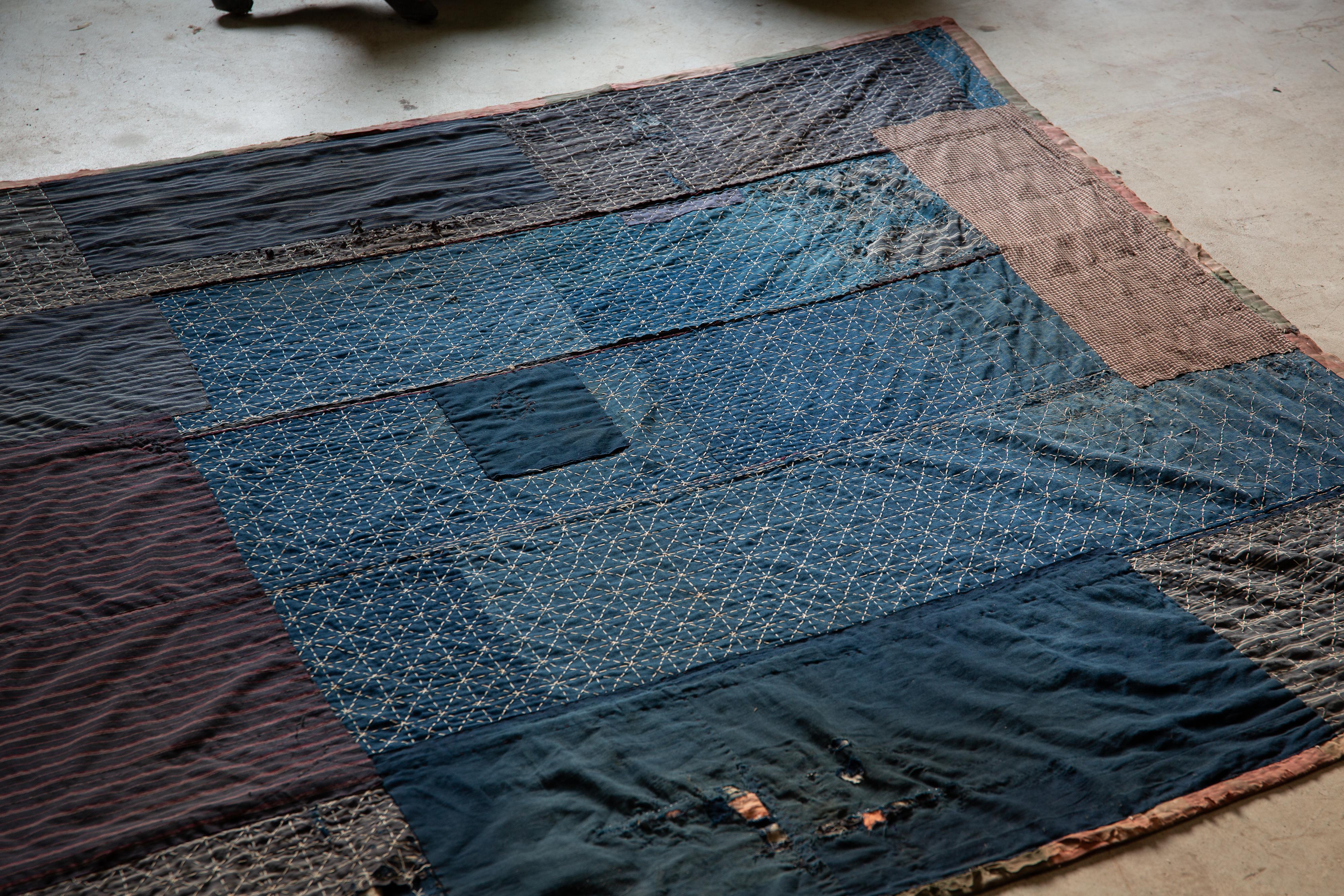 Antique Japanese Indigo Boro textile w/ Sashiko stitching abstract wabi sabi In Good Condition For Sale In 常陸大宮市, JP
