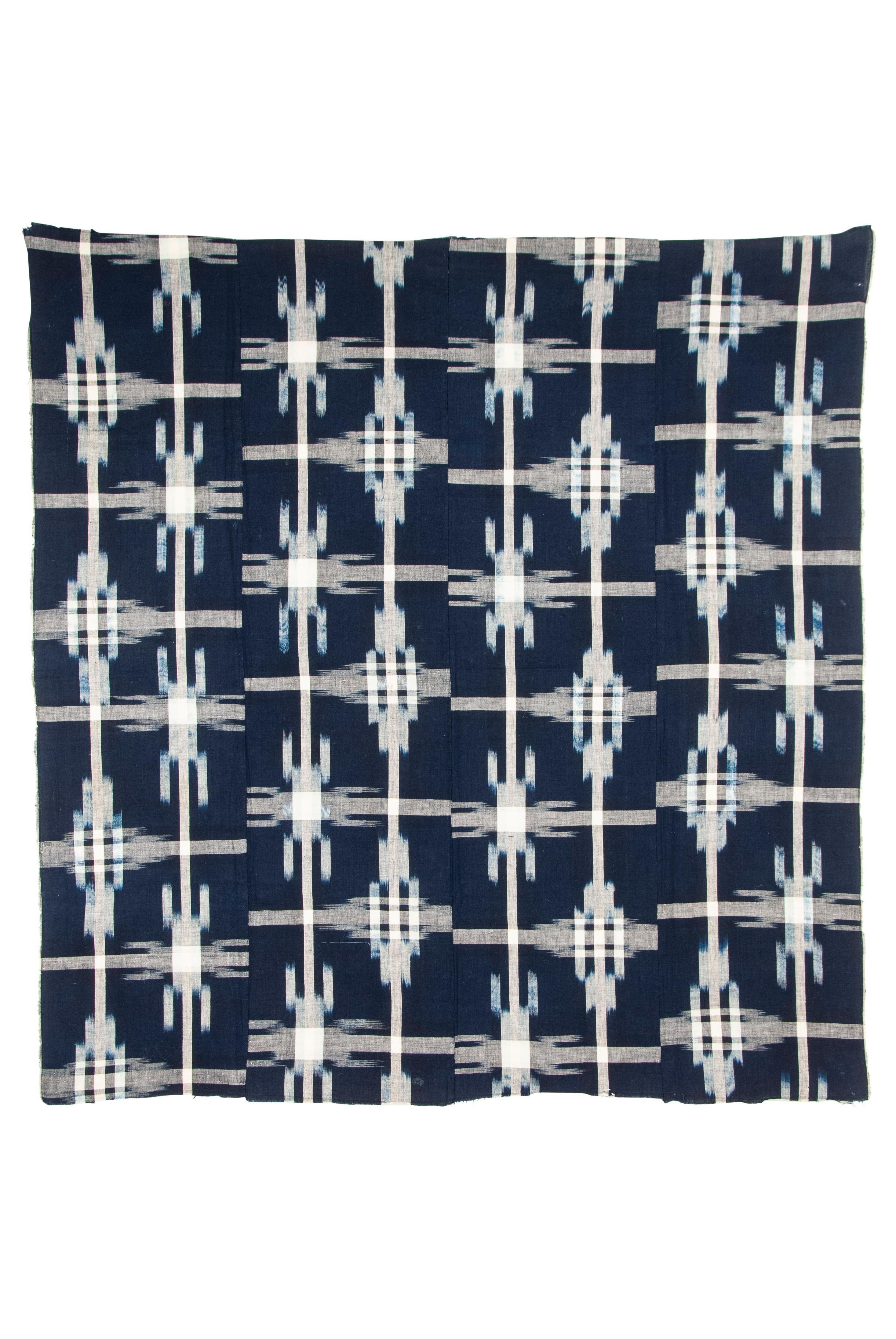 Antiker japanischer indigoblauer doppelseitiger Ikat Futon-Deckel

Dieser indigo-gefärbte Futonbezug aus dem frühen 20. Jahrhundert zeigt ein großes, grafisch ansprechendes Gittermuster, das durch Kett- und Schussresist-Ikat-Muster entsteht. Aus