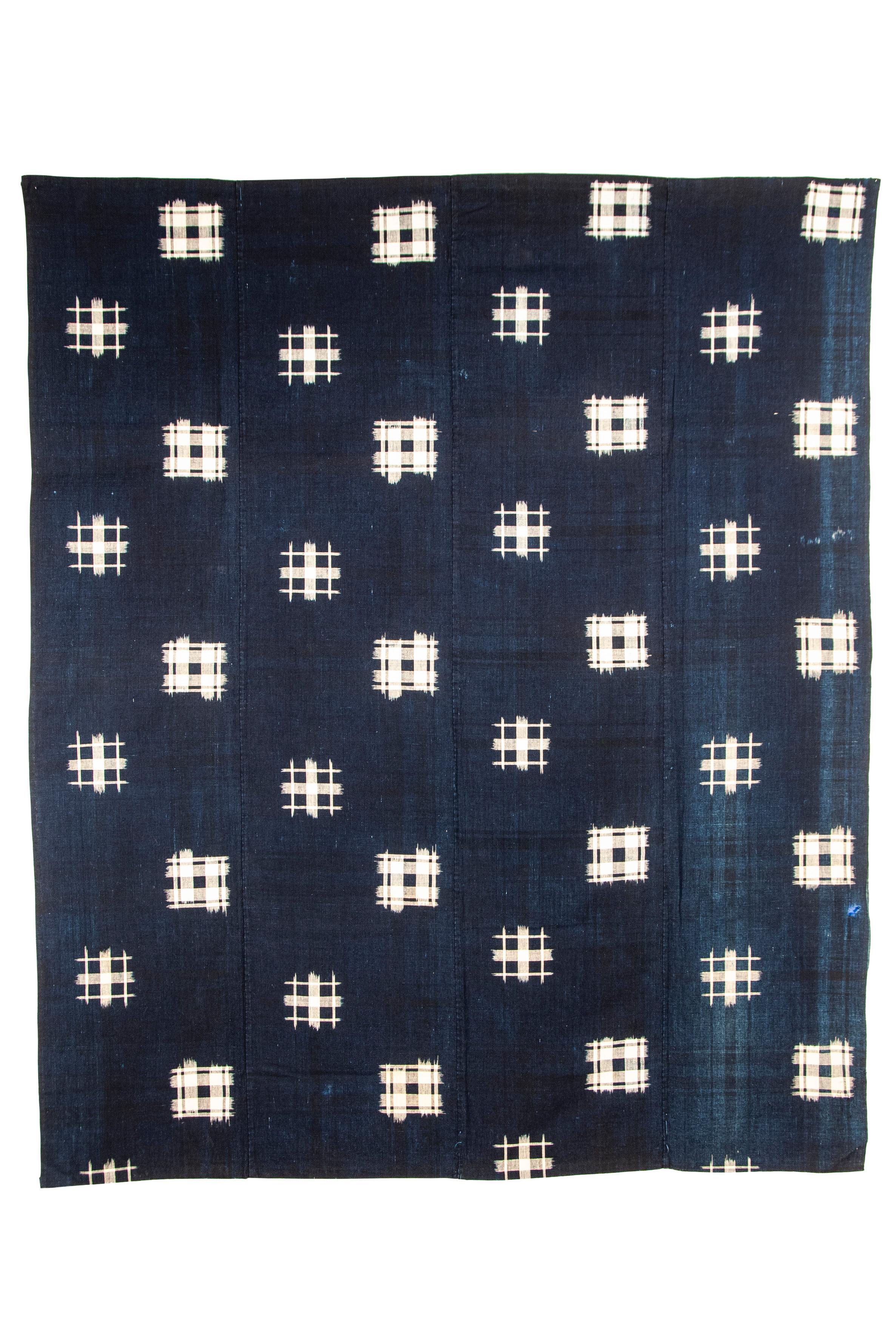 Antiker japanischer indigoblauer doppelseitiger Ikat Futon-Deckel

Dieser Futonbezug aus handgesponnener Baumwolle aus dem frühen 20. Jahrhundert zeigt ein Muster aus verstreuten 