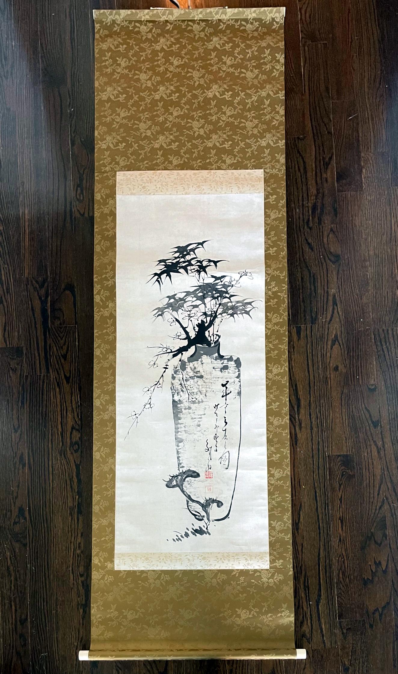 Eine hängende Tusche (Sumi-e) Seidenrolle des japanischen Zen-Künstlers Hidaka Tetsuo (1791-1871). Die in Brokat eingefasste und auf Pappband aufgezogene Schriftrolle zeigt auf poetische und neuartige Weise 