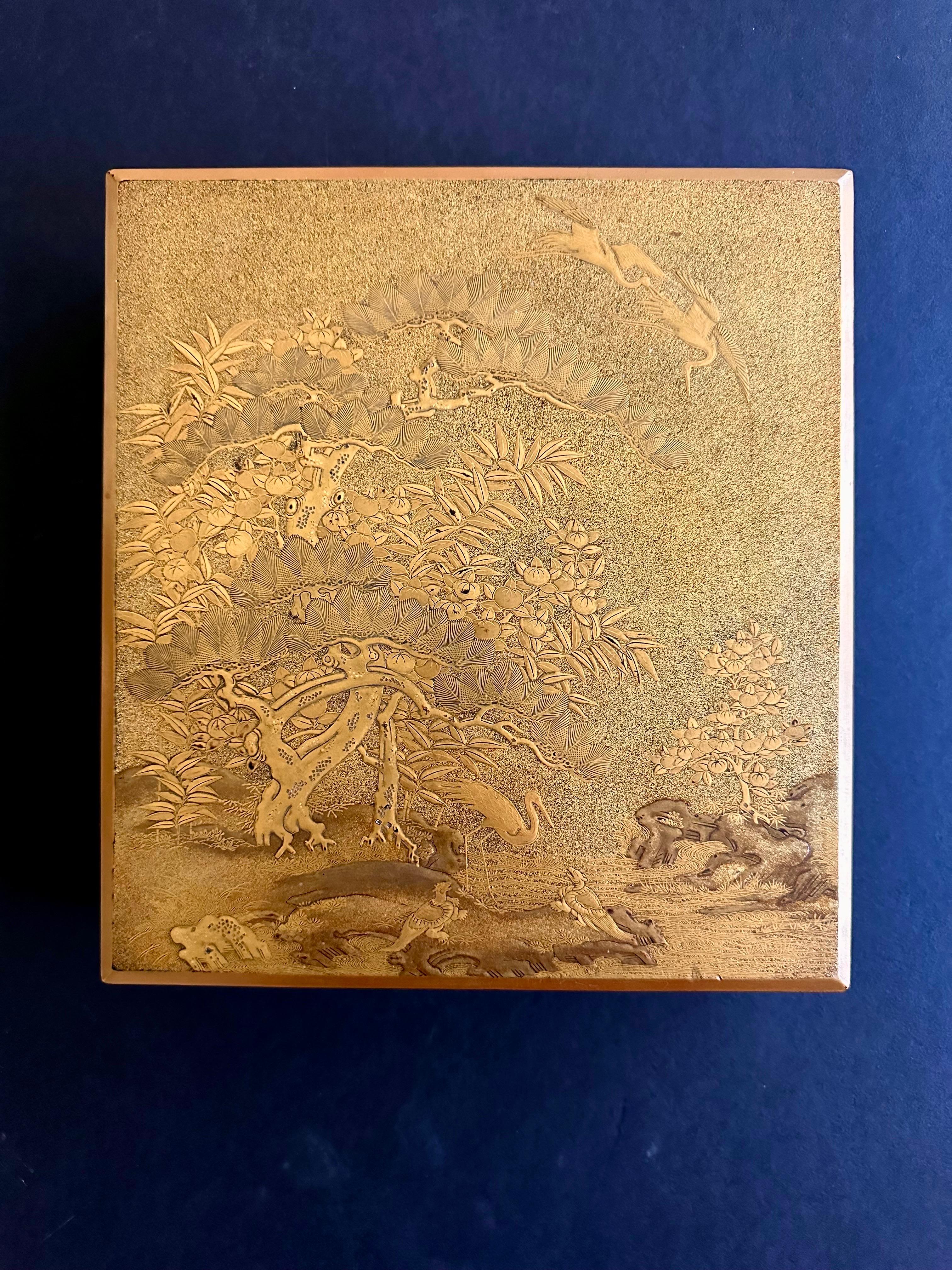 Scatola di pietra da inchiostro giapponese (nota come Suzuribako) con squisita decorazione maki-e del periodo Edo (circa metà del XVIII secolo). La scatola ha una forma rettangolare con bordi dalle linee rette smussate, arrotondate, tre vassoi