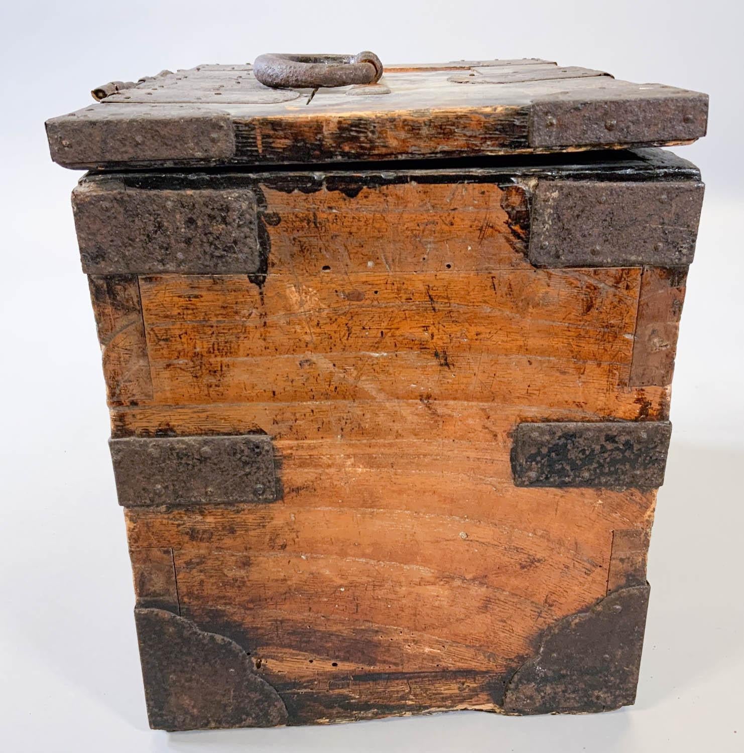 Antique Japanese Iron and Wood Tansu Suzuribako Box For Sale 6