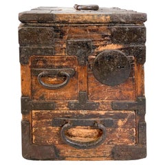 Antigua caja japonesa de hierro y madera Tansu Suzuribako