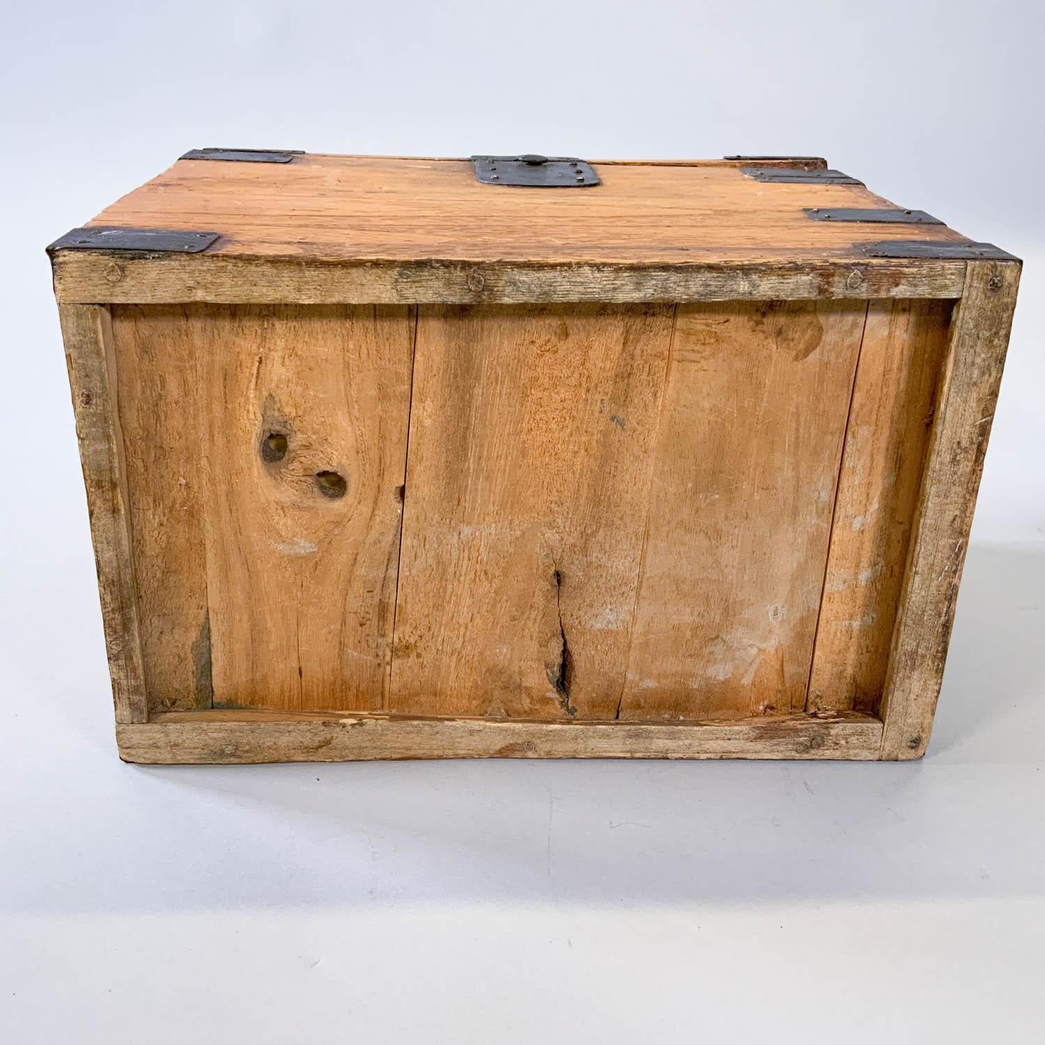 Boîte japonaise ancienne en bois Tansu Suzuribako montée sur fer en vente 3
