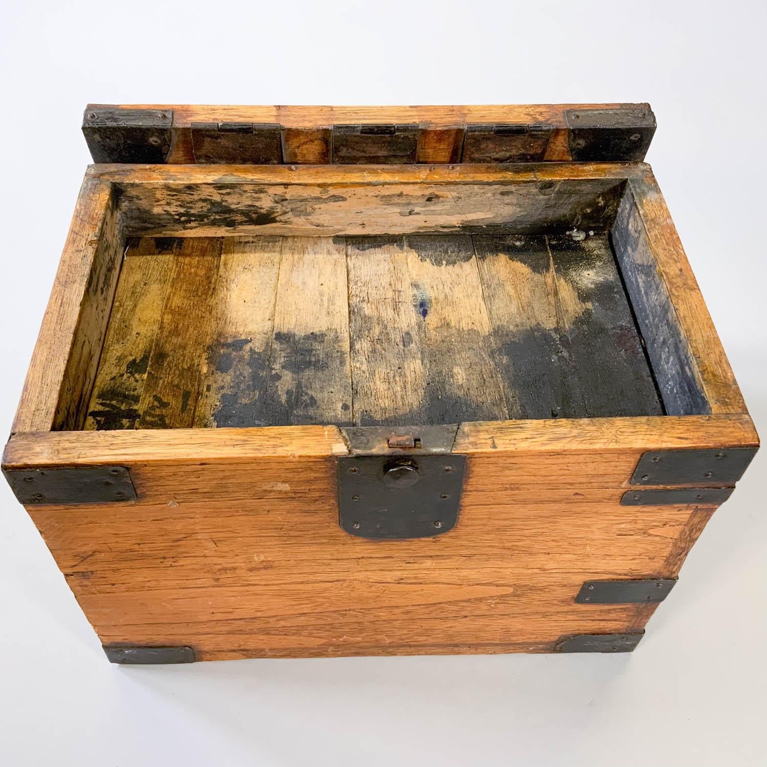 XIXe siècle Boîte japonaise ancienne en bois Tansu Suzuribako montée sur fer en vente