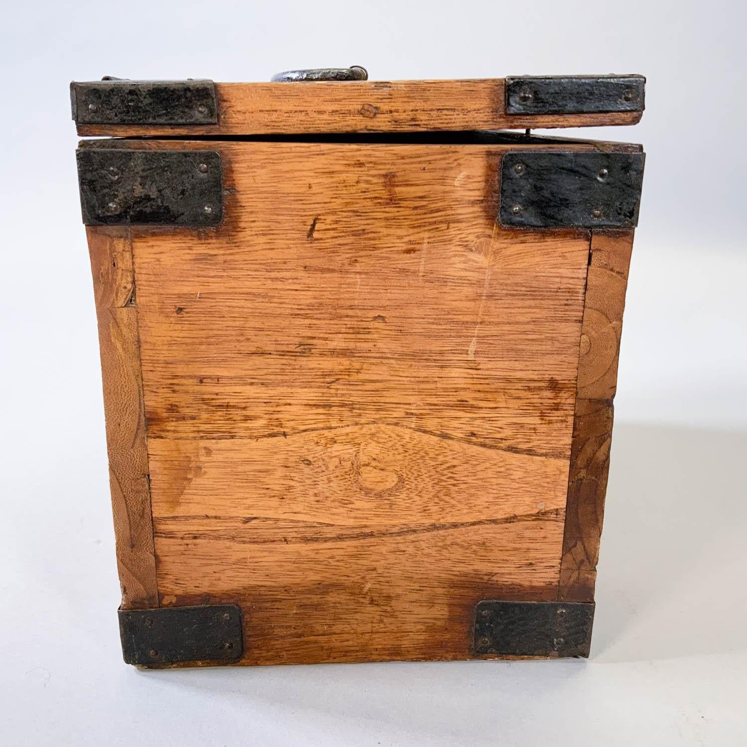 Boîte japonaise ancienne en bois Tansu Suzuribako montée sur fer en vente 1