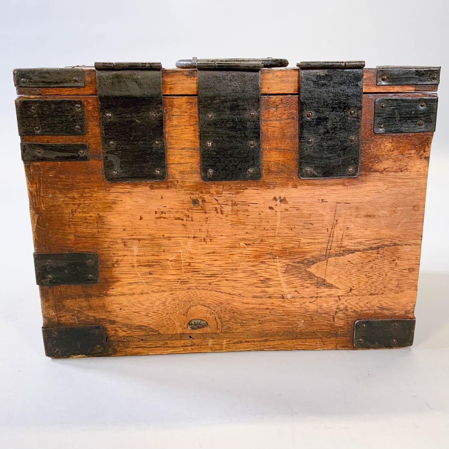 Boîte japonaise ancienne en bois Tansu Suzuribako montée sur fer en vente 2