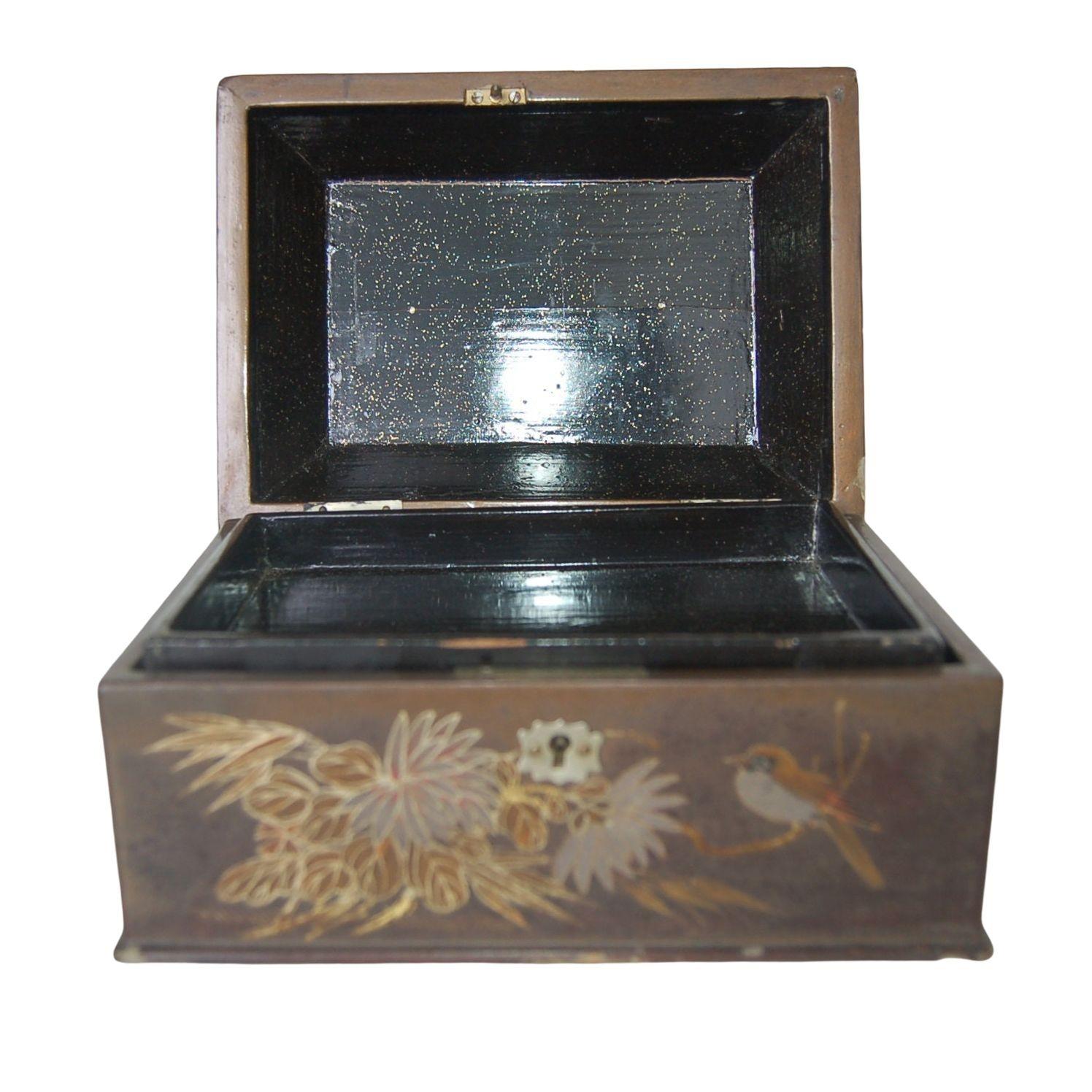 Joyero Japonés Antiguo Interior Lacado Y Llave Esqueleto mediados del siglo XX en venta