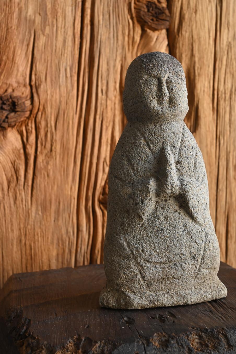 I am pleased to introduce a small, simple, and charming stone statue of Jizo Bosatsu (Jizo Bodhisattva), created around the Edo period.

This Jizo Bosatsu statue is a rarity, with a design unique to the area around Sado Island in Niigata Prefecture,