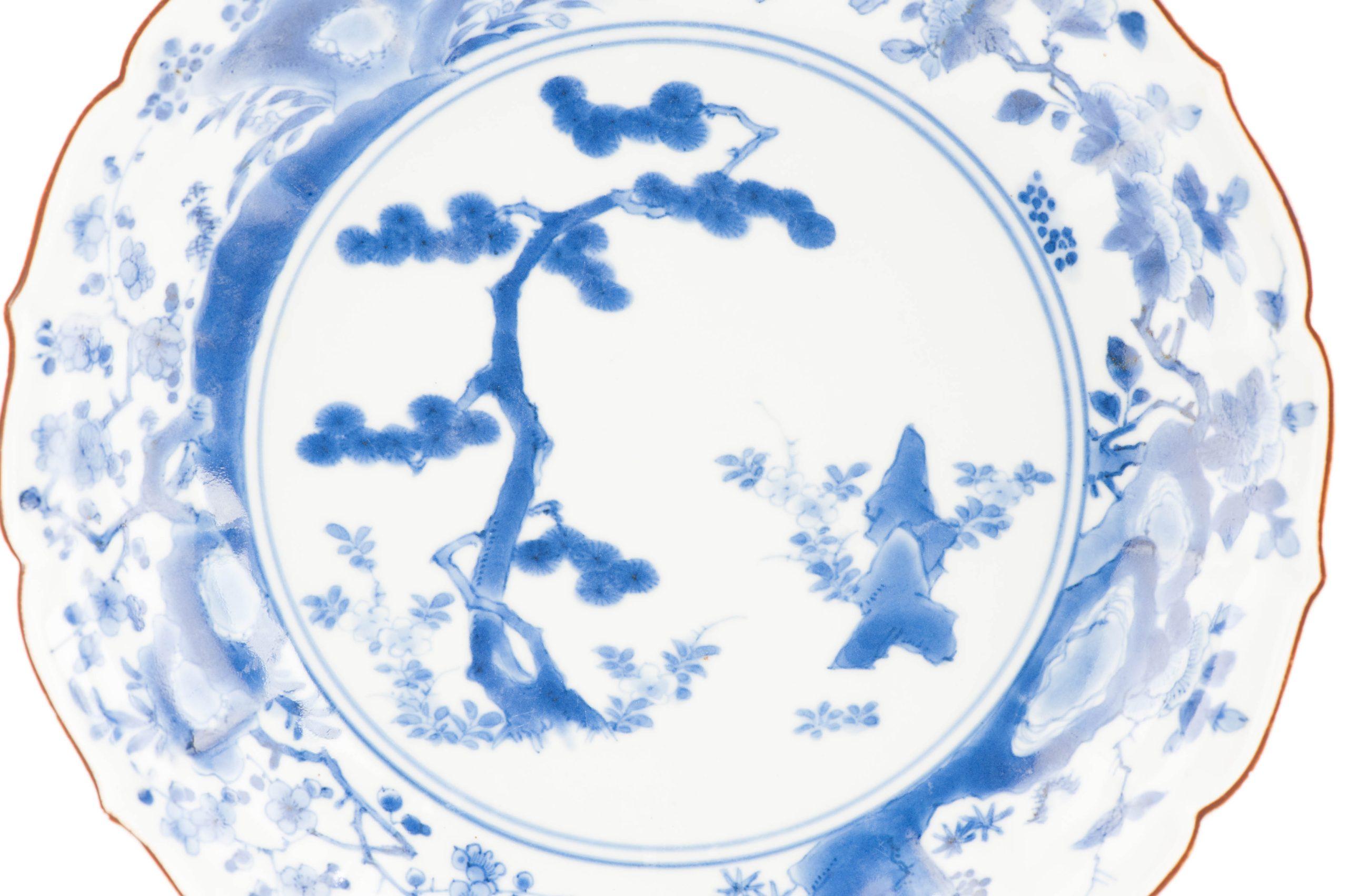 Antico piatto giapponese Kakiemon con pino e fiori di roccia Shibata, 1670-1680 In condizioni buone in vendita a Amsterdam, Noord Holland
