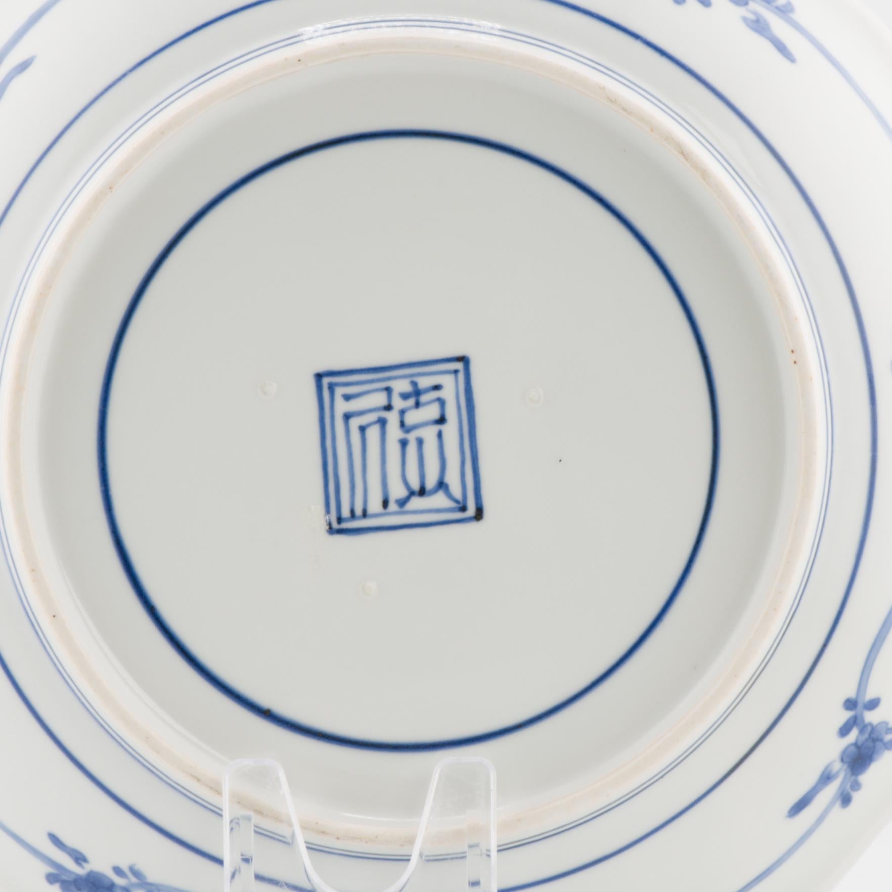 Fino al XVIII secolo Antico piatto giapponese Kakiemon con pino e fiori di roccia Shibata, 1670-1680 in vendita