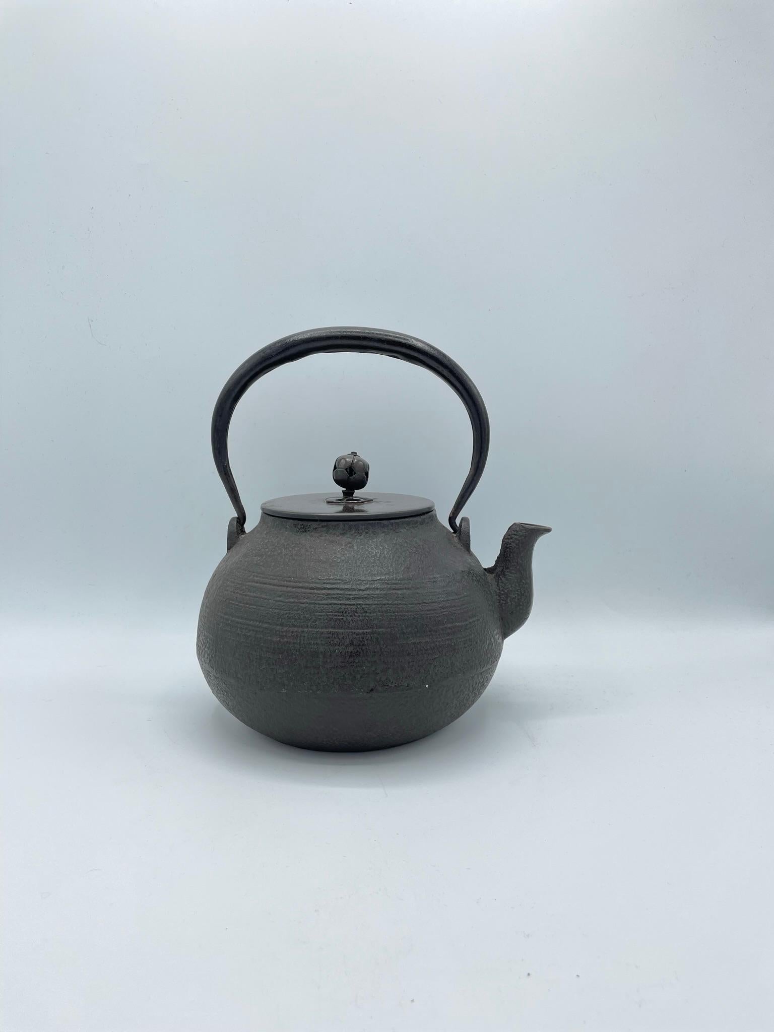 Antique Japanese Kettle with Iron Tetsubin 1930s In Good Condition In Paris, FR