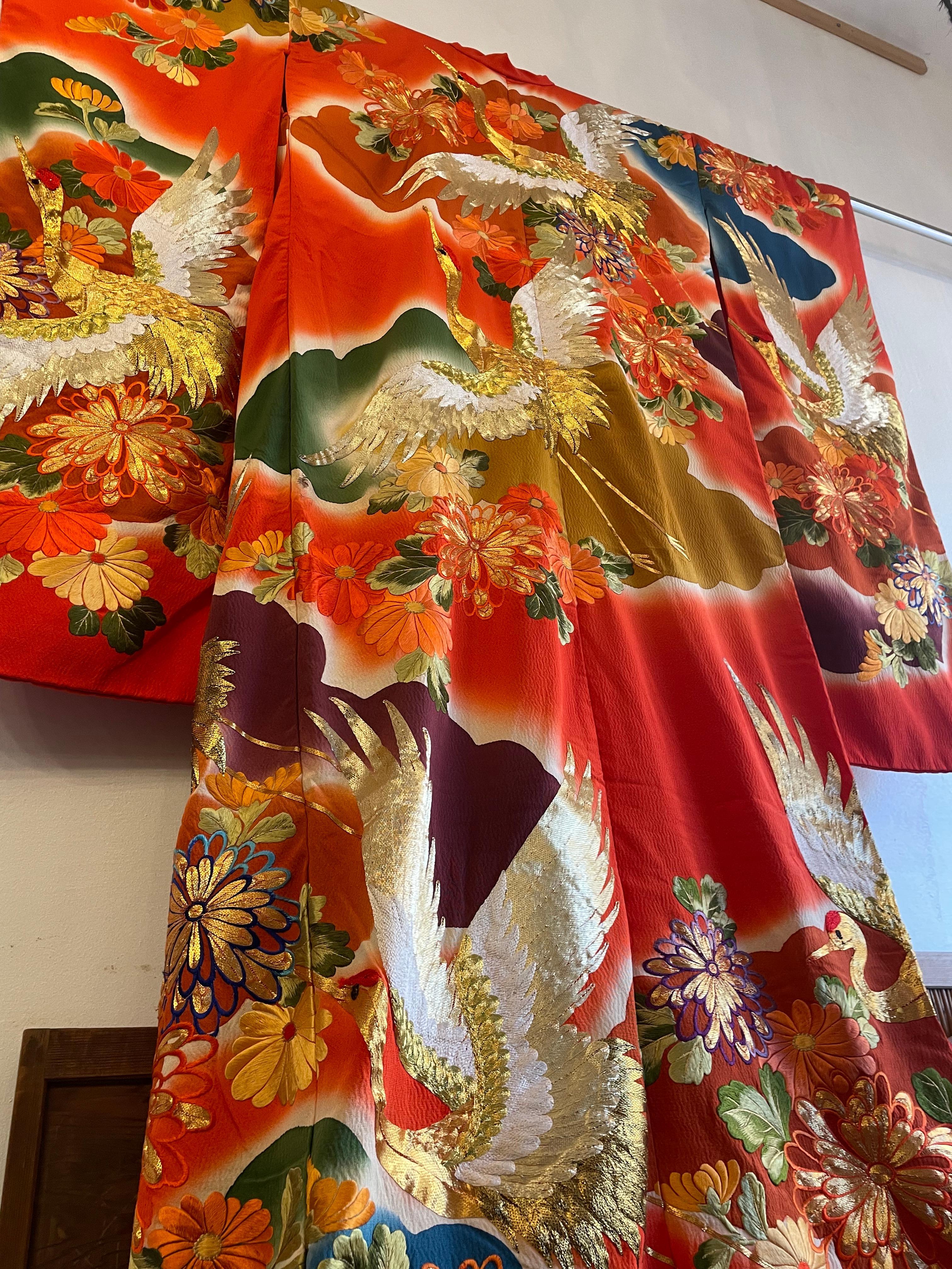 Dies ist ein Kimono namens Uchikake, den japanische Frauen zur Hochzeitszeremonie tragen.
Es wird gesagt, dass die Frauen die weißen uchikake aus dem Grund tragen, dass sie in jeder Farbe gefärbt werden können