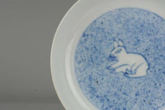 Antiguo plato japonés Ko Arita de porcelana rabit azul y blanca, 17 C